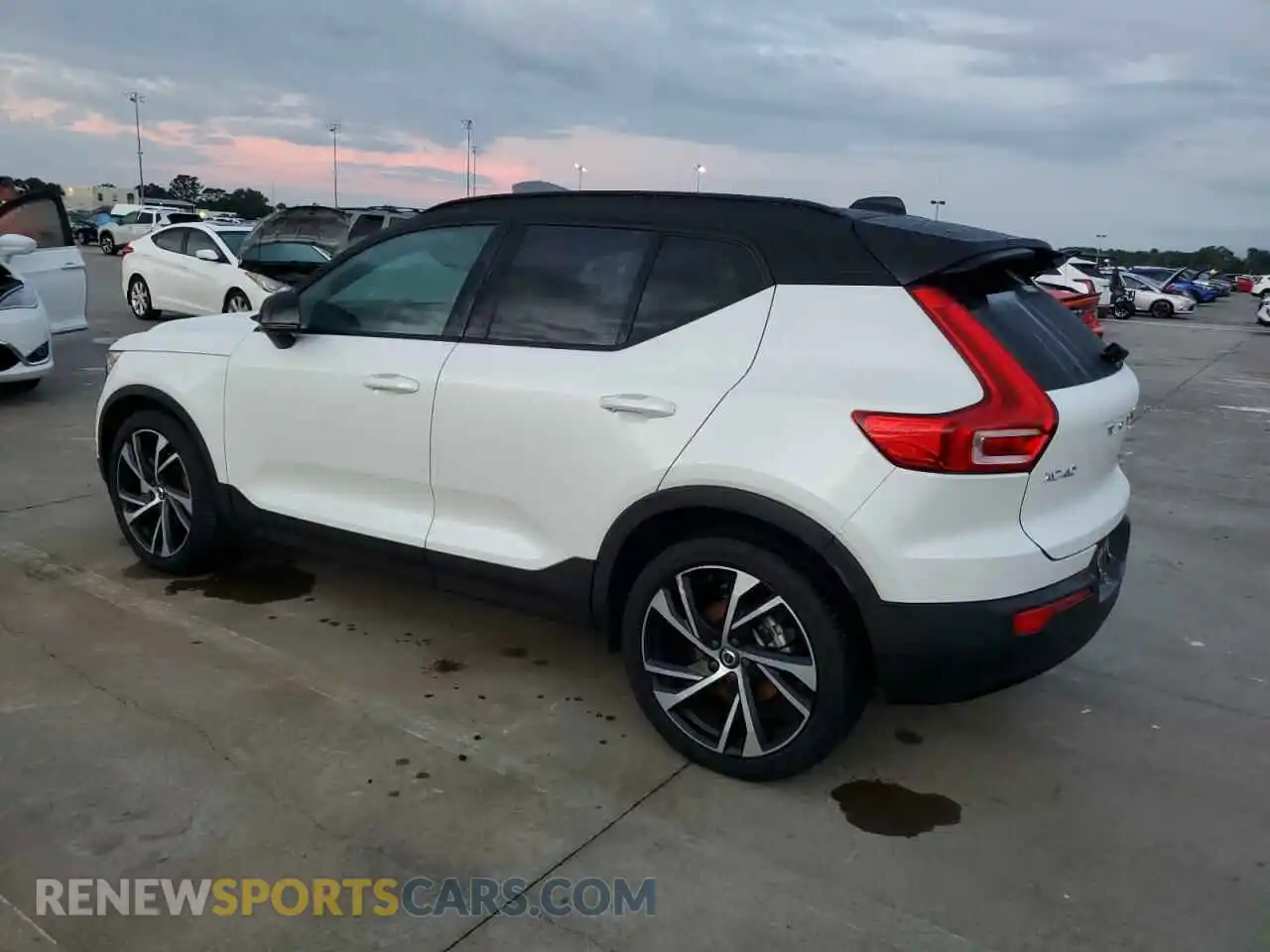 2 Photograph of a damaged car YV4162UM8M2528016 VOLVO XC40 2021