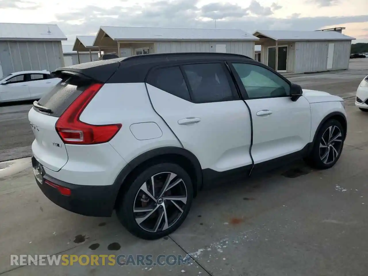3 Photograph of a damaged car YV4162UM8M2528016 VOLVO XC40 2021