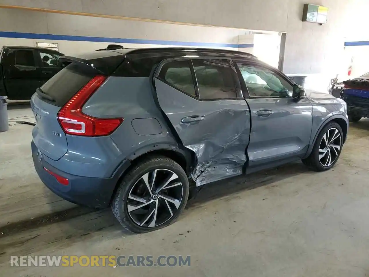 3 Photograph of a damaged car YV4162UM9M2457005 VOLVO XC40 2021