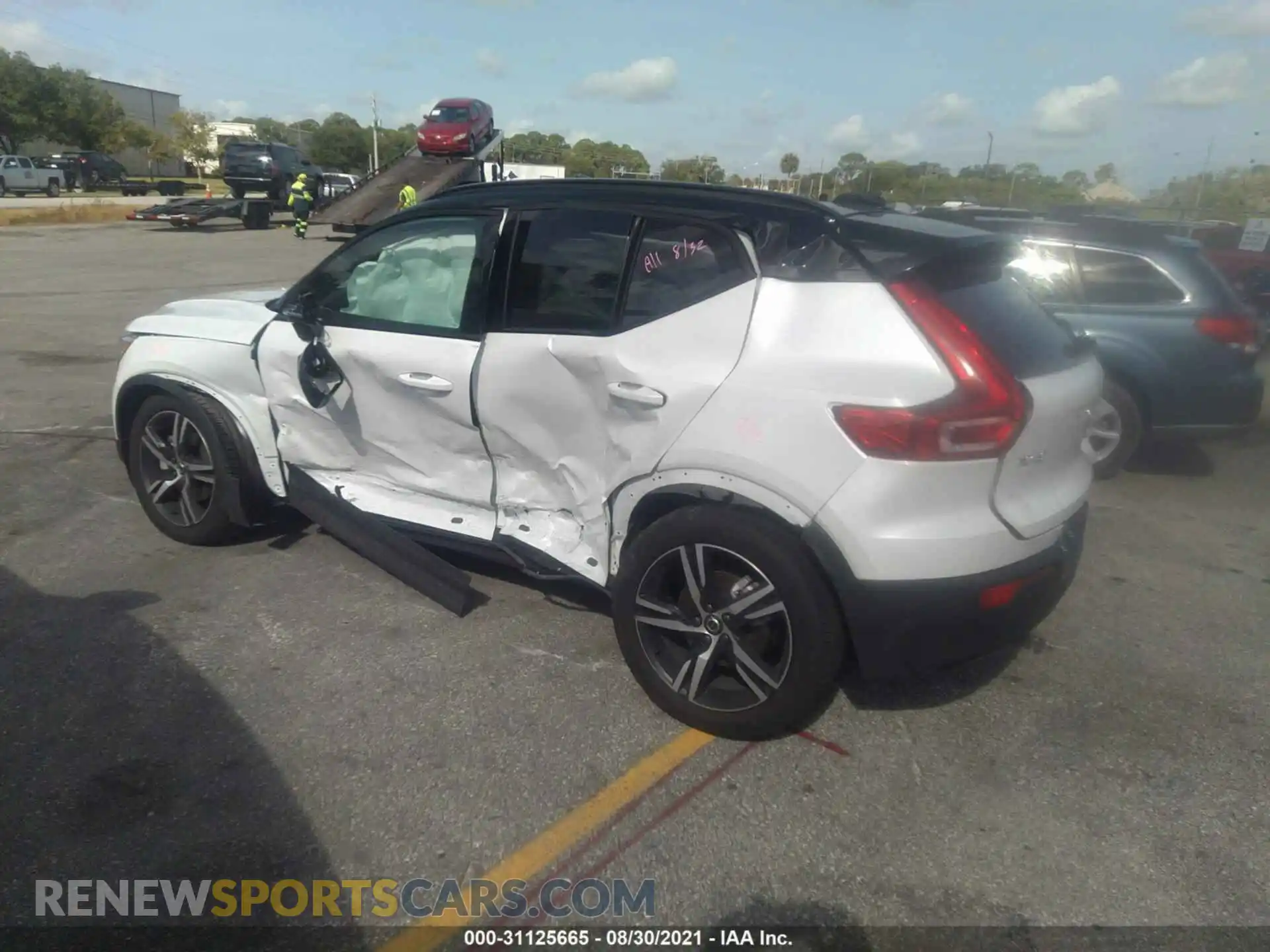 3 Photograph of a damaged car YV4162UM9M2545133 VOLVO XC40 2021