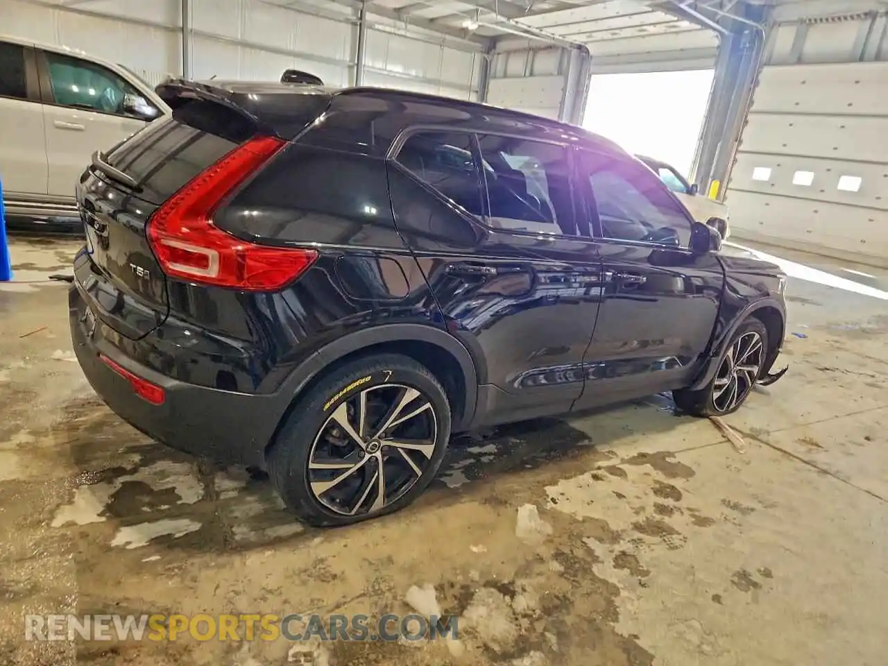 3 fotografías del automóvil dañado YV4162UMXM2444439 VOLVO XC40 2021