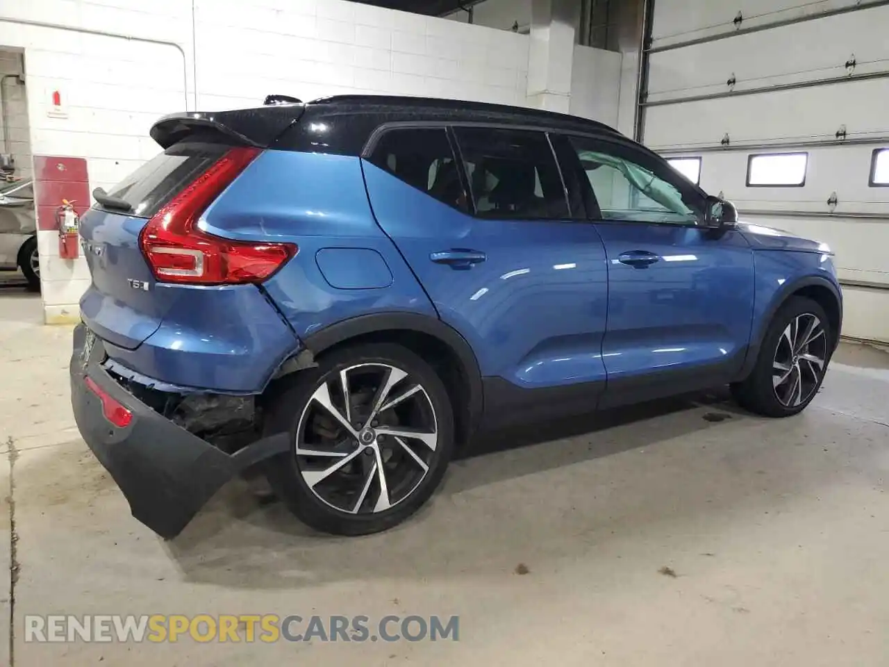 3 Photograph of a damaged car YV4162UMXM2456459 VOLVO XC40 2021
