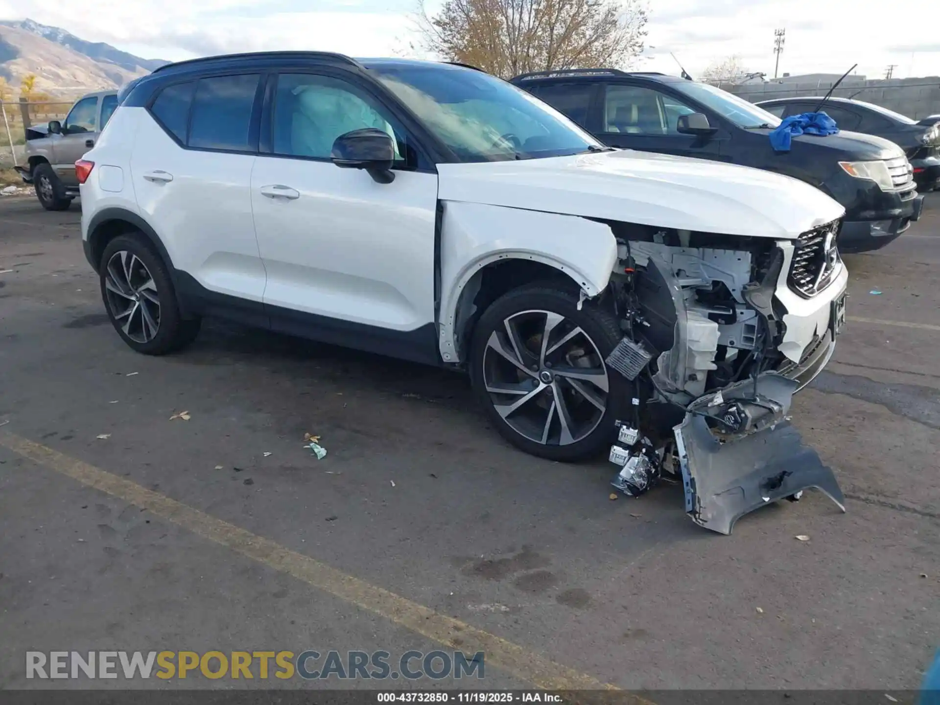 1 Photograph of a damaged car YV4162UMXM2572423 VOLVO XC40 2021