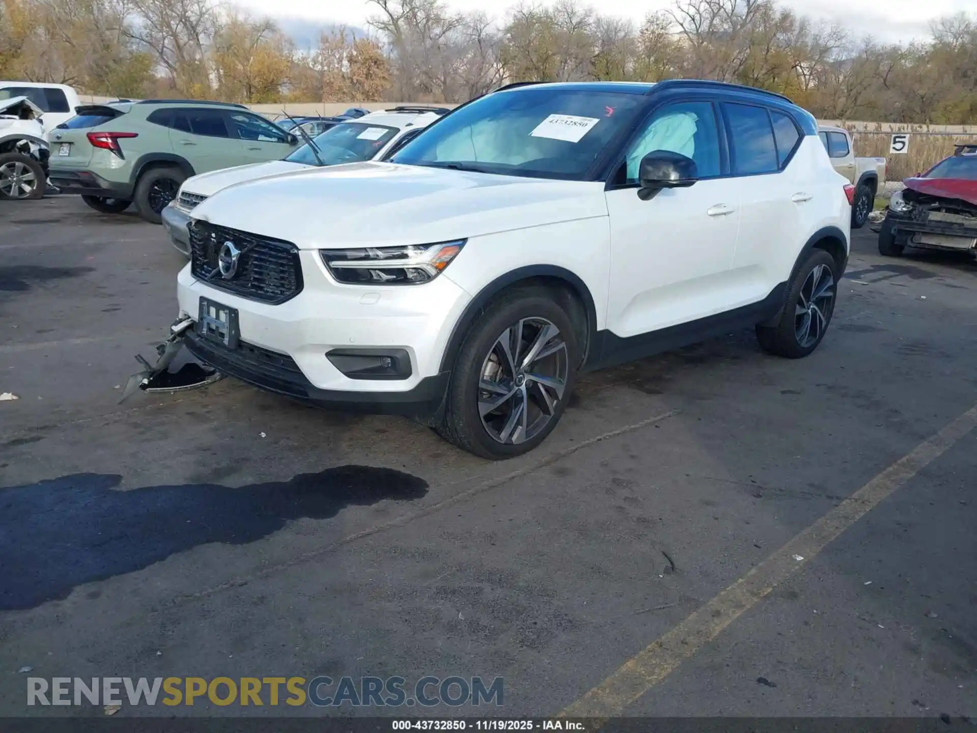2 Photograph of a damaged car YV4162UMXM2572423 VOLVO XC40 2021