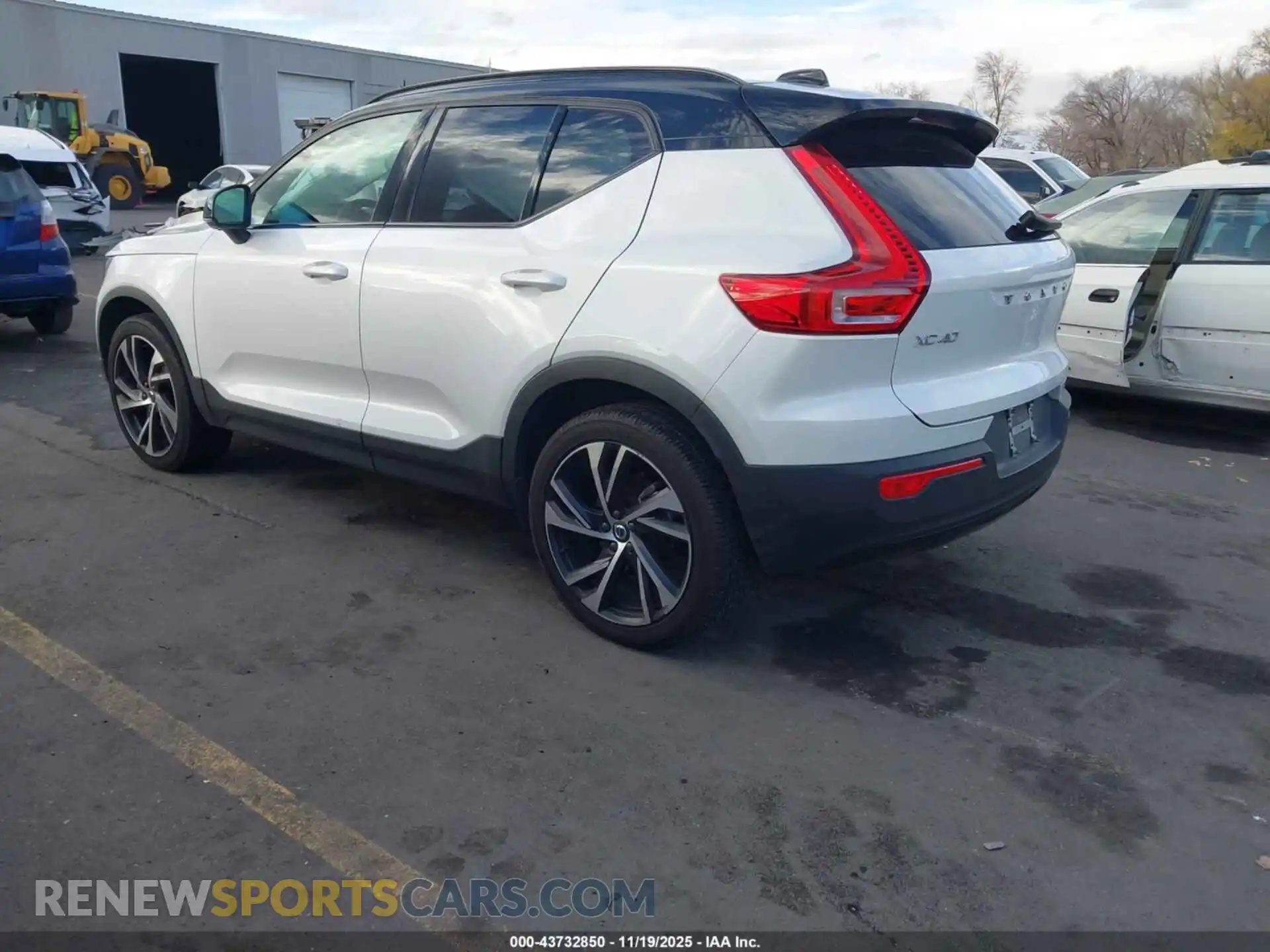 3 Photograph of a damaged car YV4162UMXM2572423 VOLVO XC40 2021