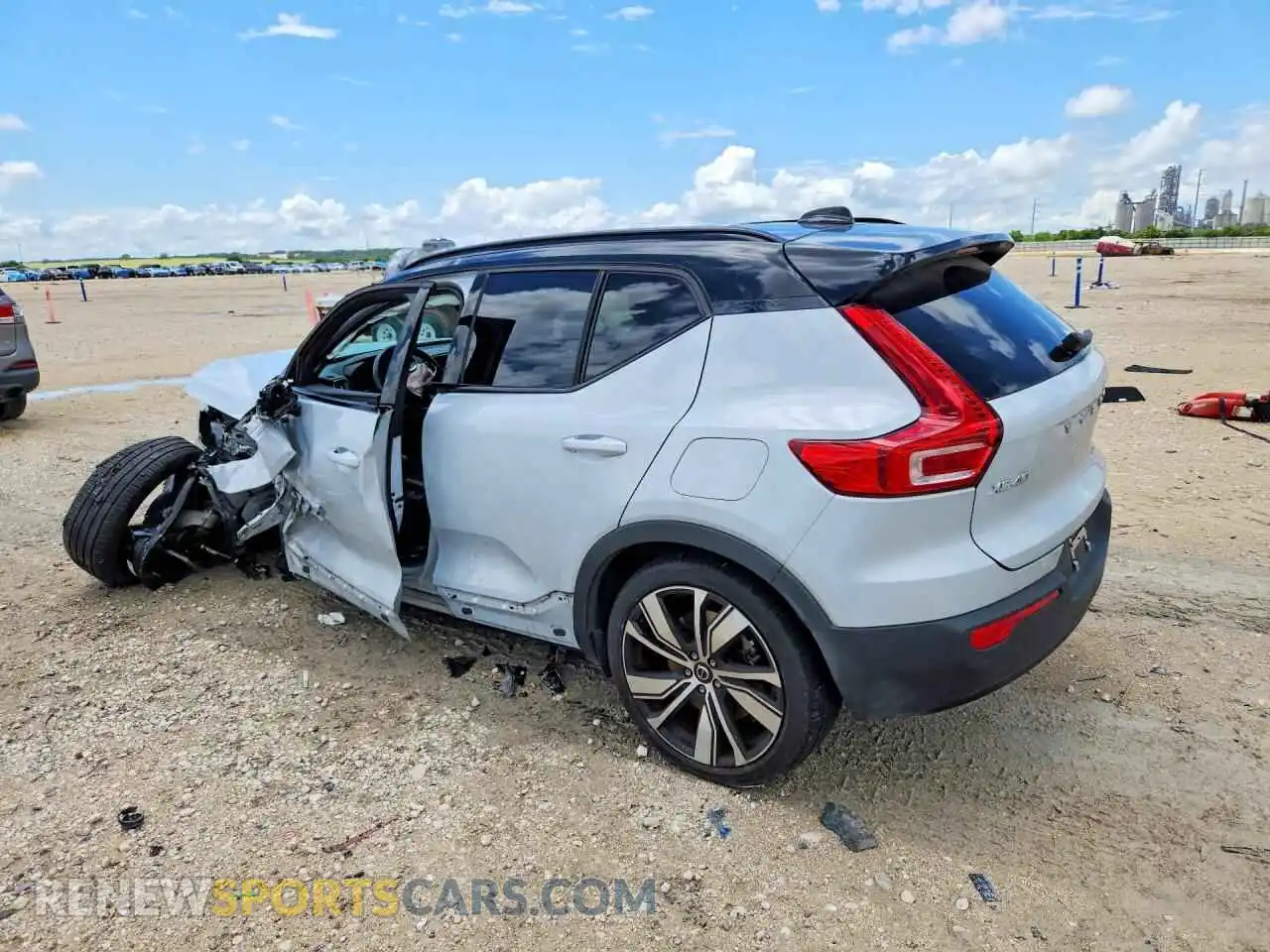2 fotografías del automóvil dañado YV4ED3UR5M2462260 VOLVO XC40 2021