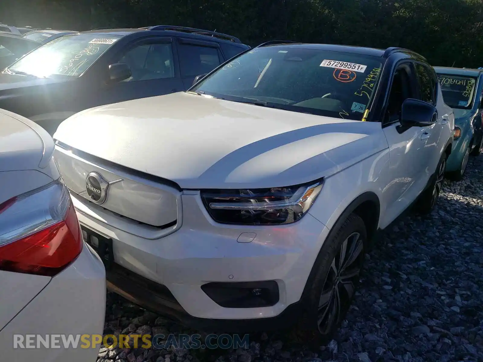 2 fotografías del automóvil dañado YV4ED3UR7M2538481 VOLVO XC40 2021