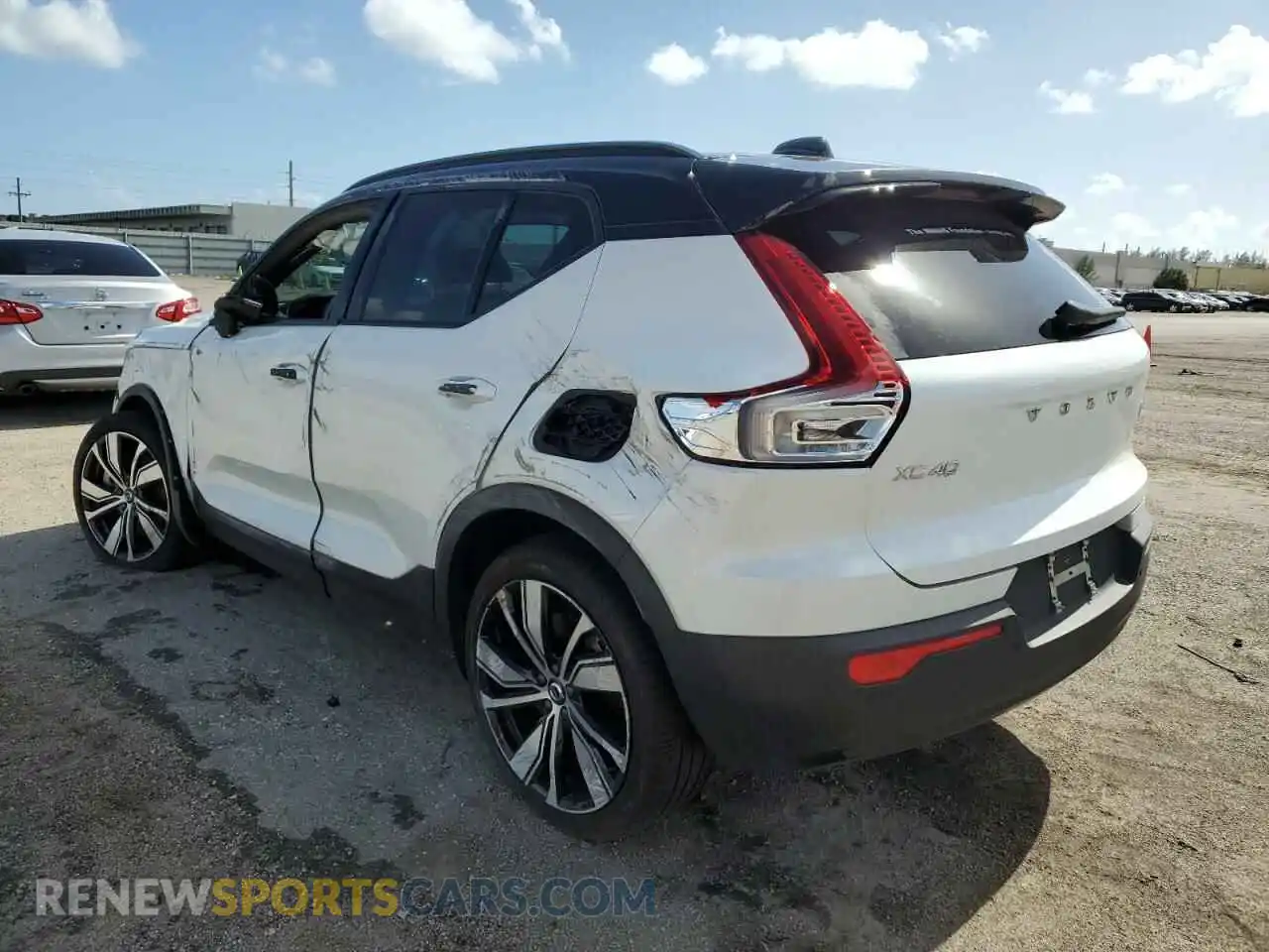 3 Photograph of a damaged car YV4ED3UR8M2528901 VOLVO XC40 2021