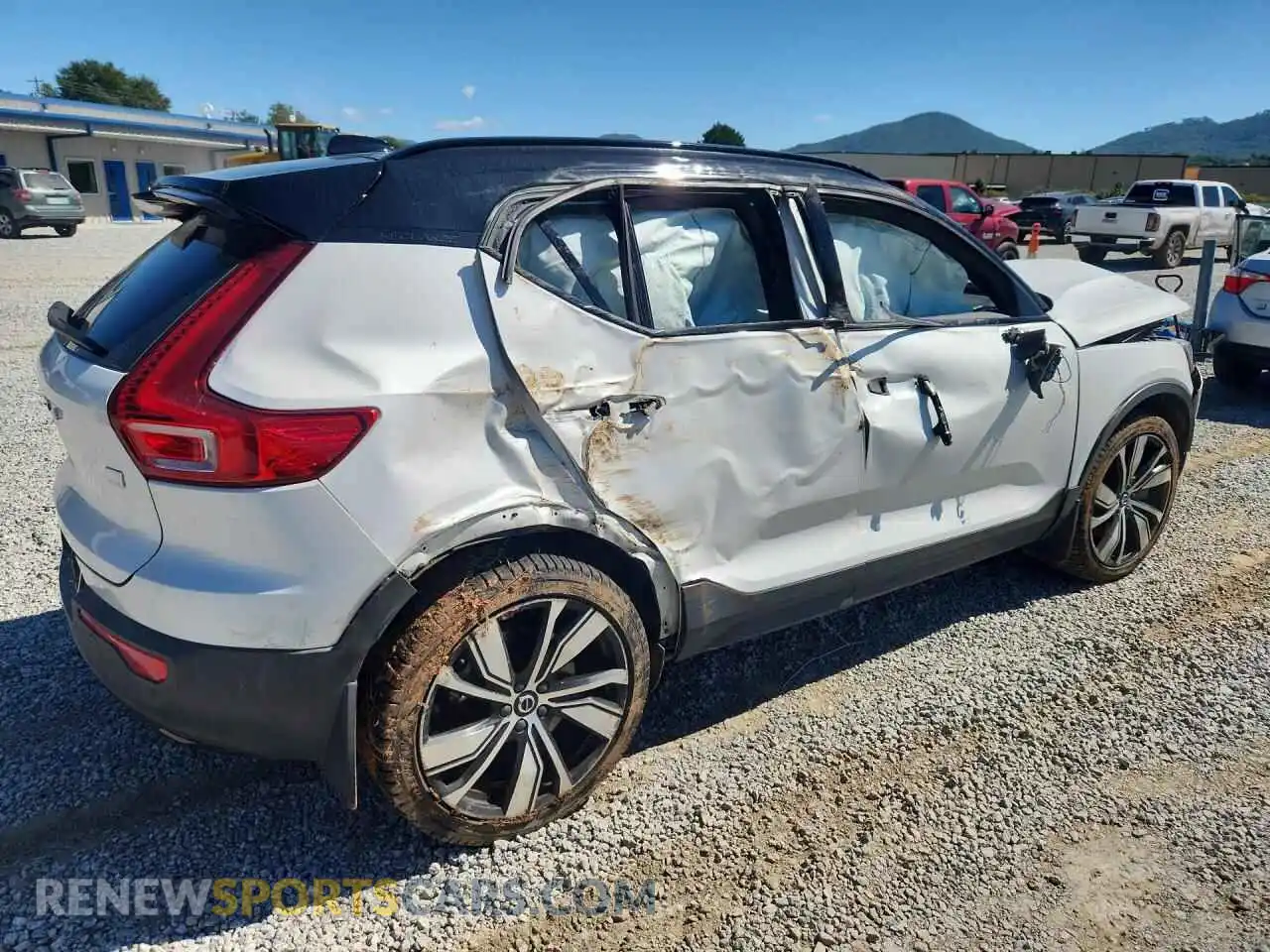3 Photograph of a damaged car YV4ED3UR8M2544600 VOLVO XC40 2021