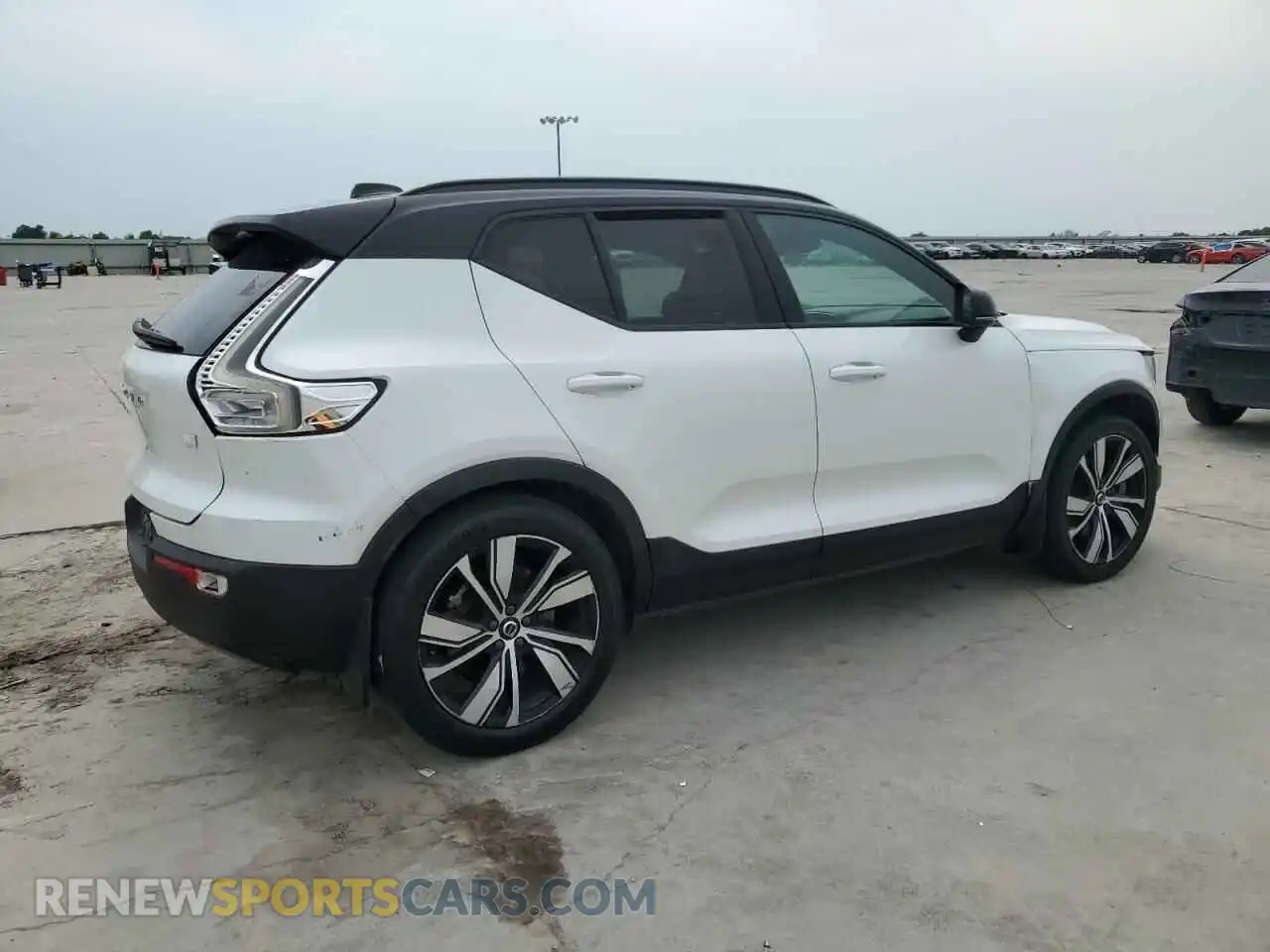 3 Photograph of a damaged car YV4ED3UR8M2611762 VOLVO XC40 2021