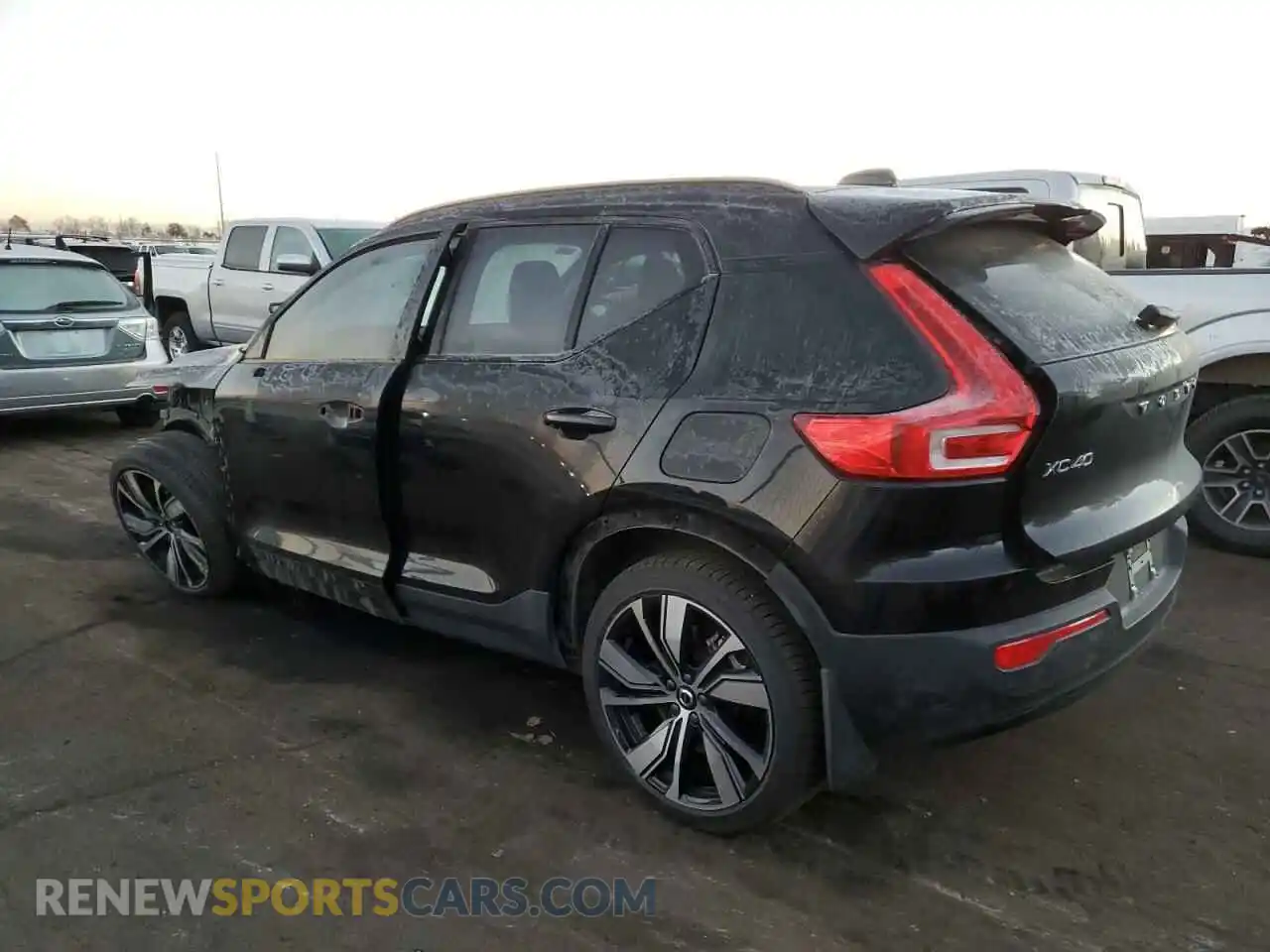2 fotografías del automóvil dañado YV4ED3UR9M2561647 VOLVO XC40 2021