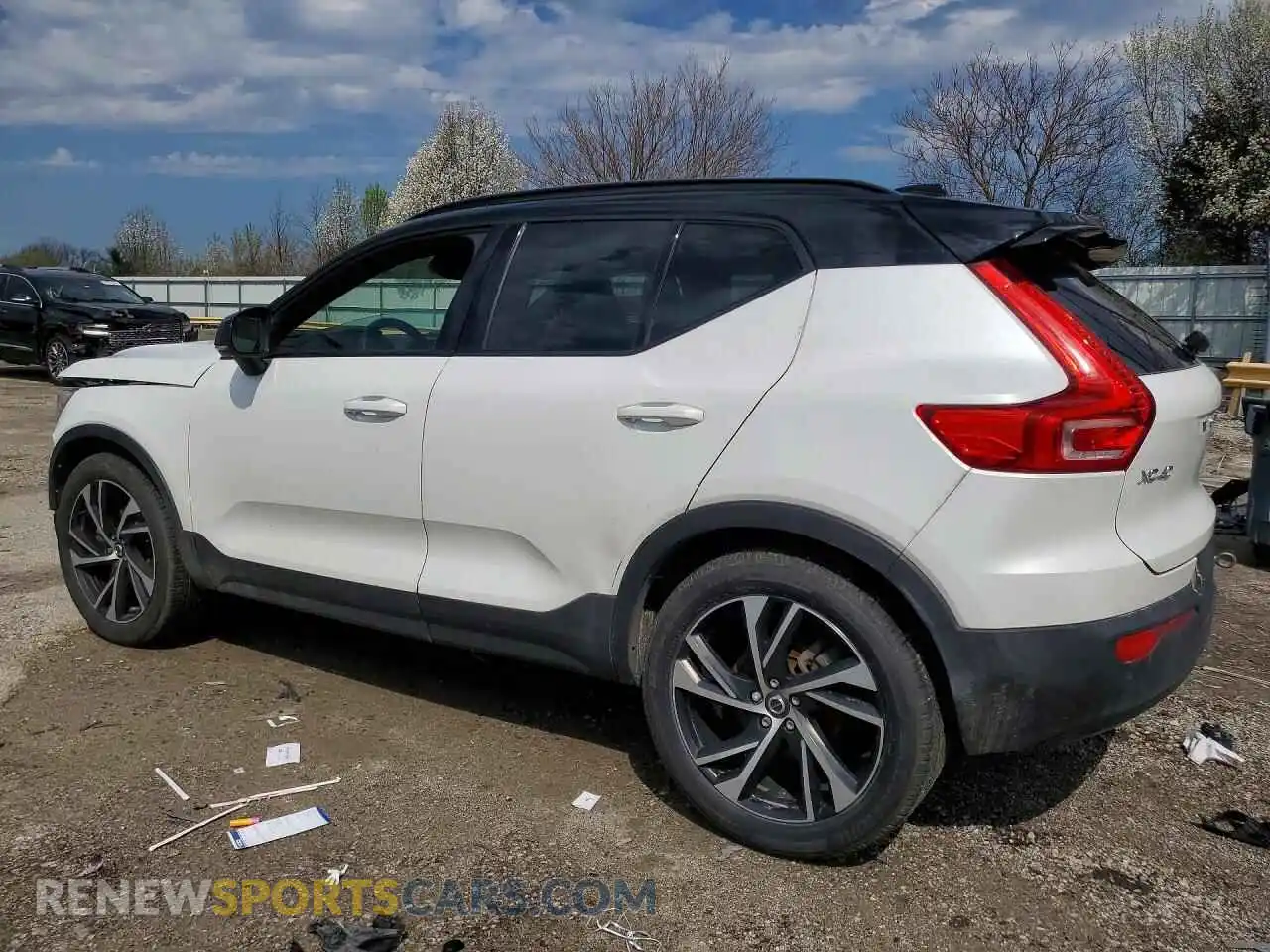 2 Photograph of a damaged car YV4162UM3N2757141 VOLVO XC40 2022