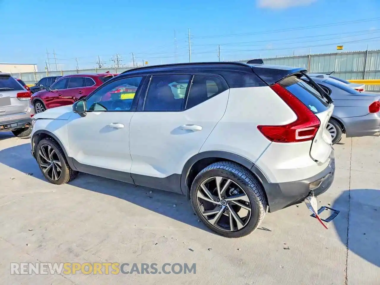 2 Photograph of a damaged car YV4162UM3N2772920 VOLVO XC40 2022