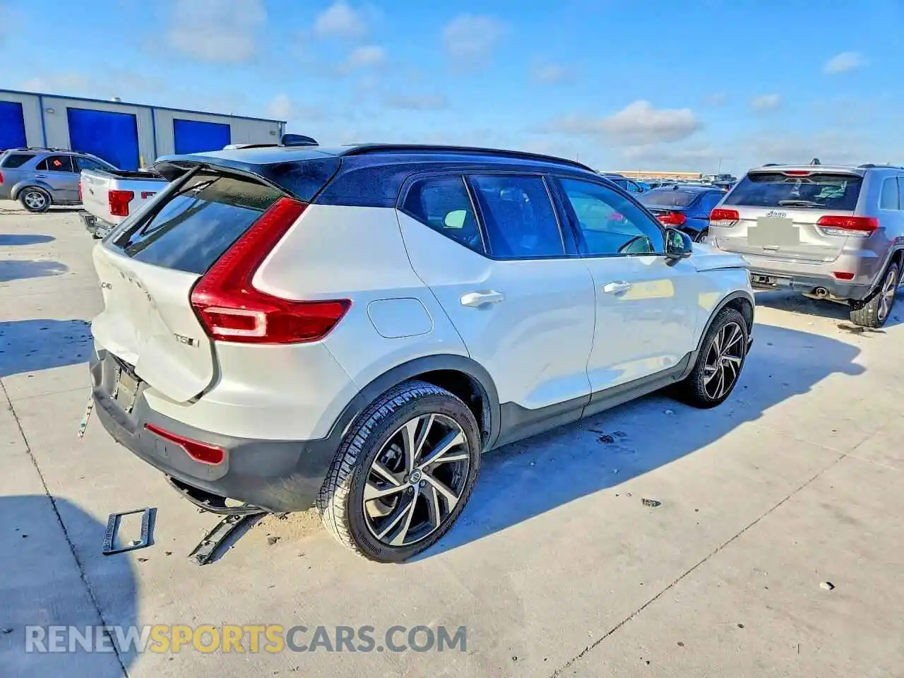 3 Photograph of a damaged car YV4162UM3N2772920 VOLVO XC40 2022