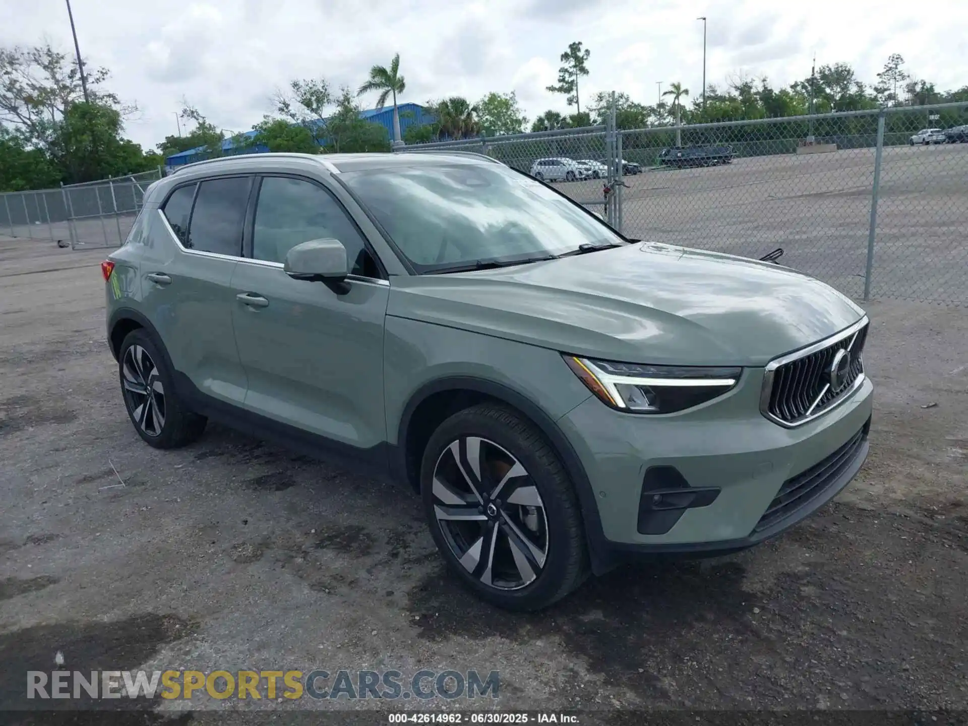 1 Фотография поврежденного автомобиля YV4L12UN2P2099041 VOLVO XC40 2023