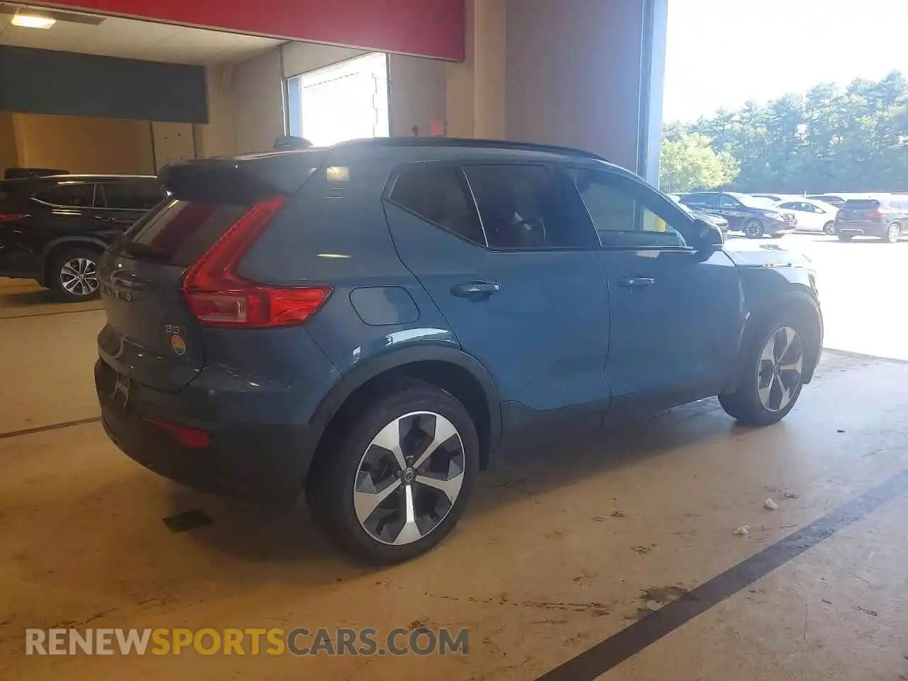 3 Photograph of a damaged car YV4L12UW8P2932060 VOLVO XC40 2023