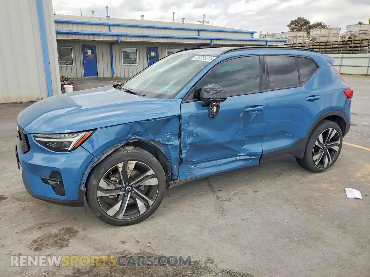 1 Photograph of a damaged car YV4L12UX2P2023689 VOLVO XC40 2023