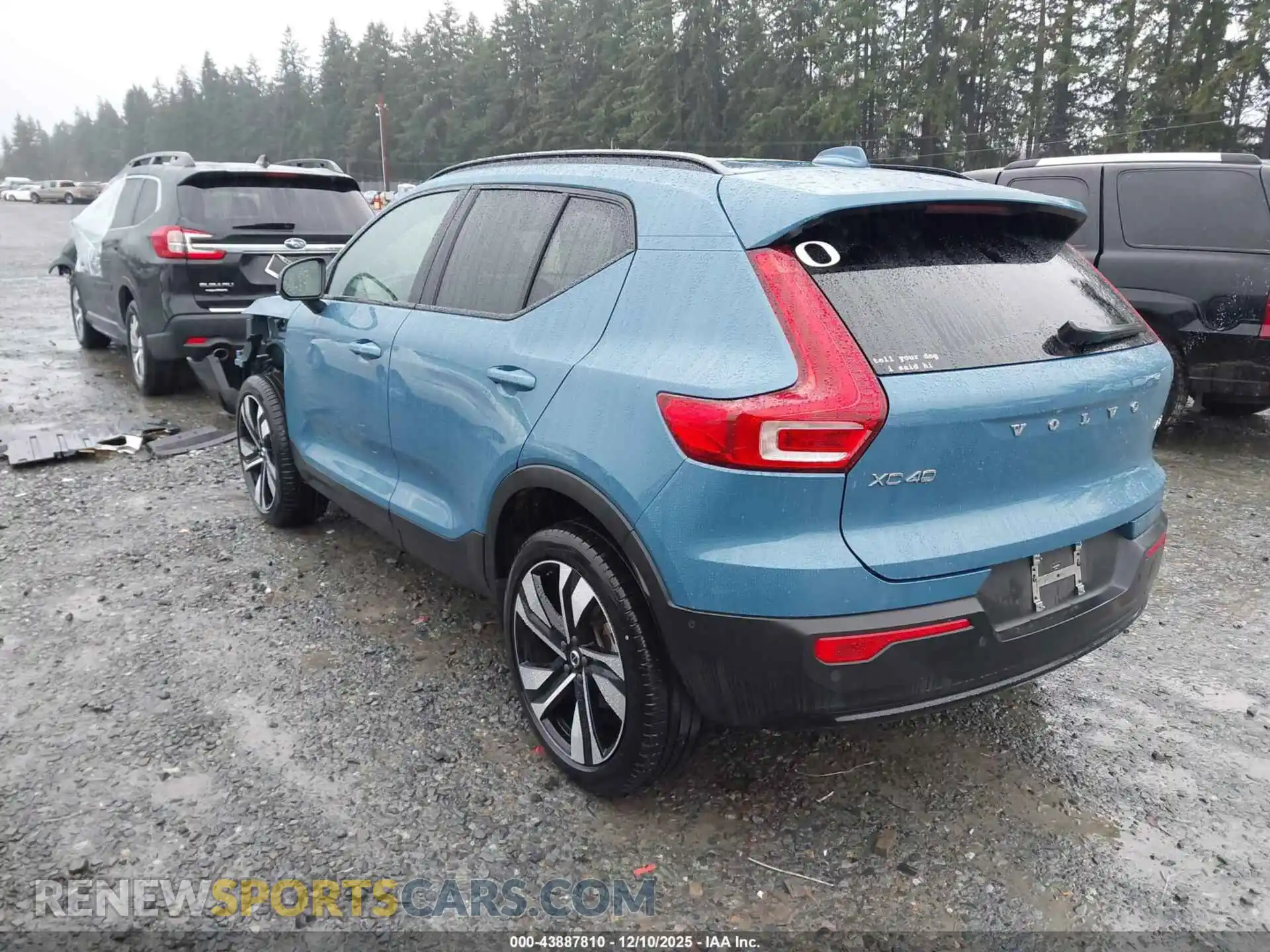 3 Photograph of a damaged car YV4L12UX2P2925906 VOLVO XC40 2023