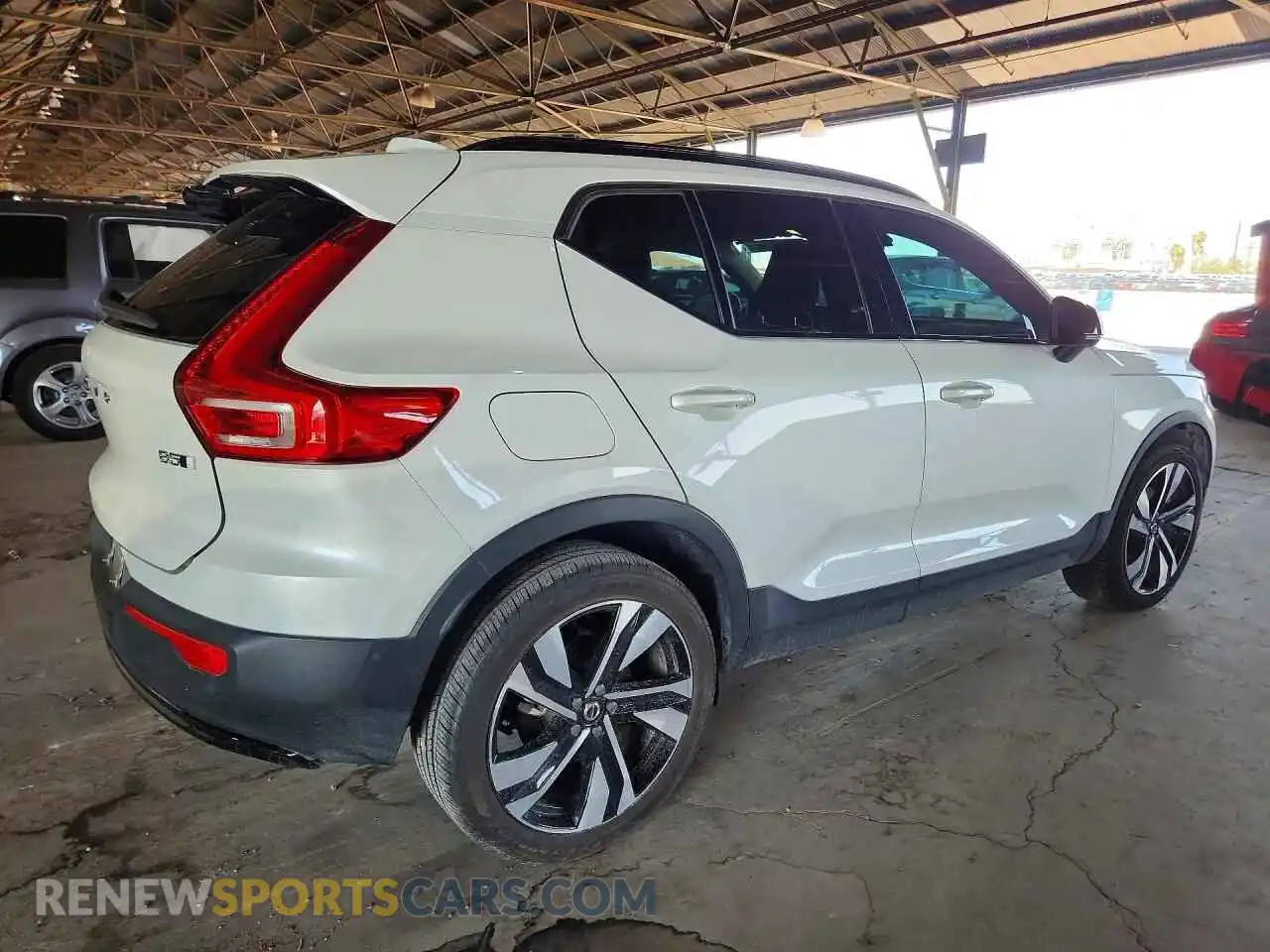 3 Photograph of a damaged car YV4L12UX2P2943841 VOLVO XC40 2023