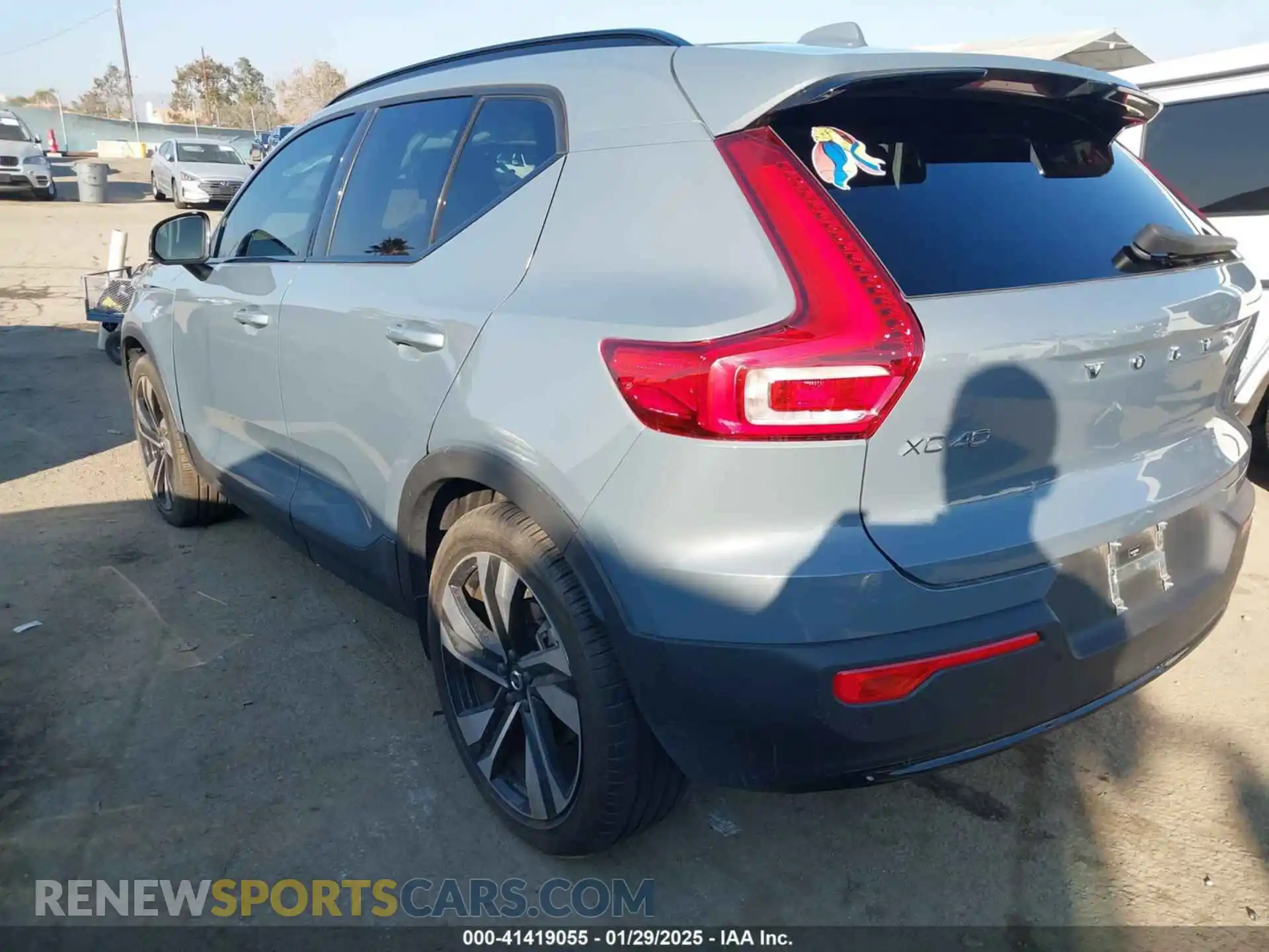 3 Photograph of a damaged car YV4L12UX3P2939166 VOLVO XC40 2023