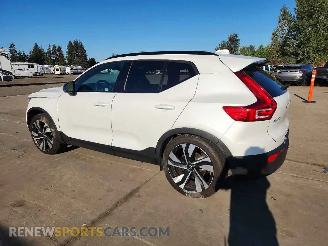 2 Photograph of a damaged car YV4L12UX4P2101969 VOLVO XC40 2023