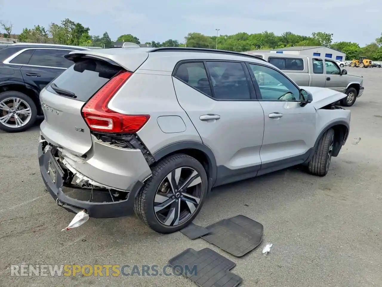 3 Photograph of a damaged car YV4L12UX8P2063078 VOLVO XC40 2023