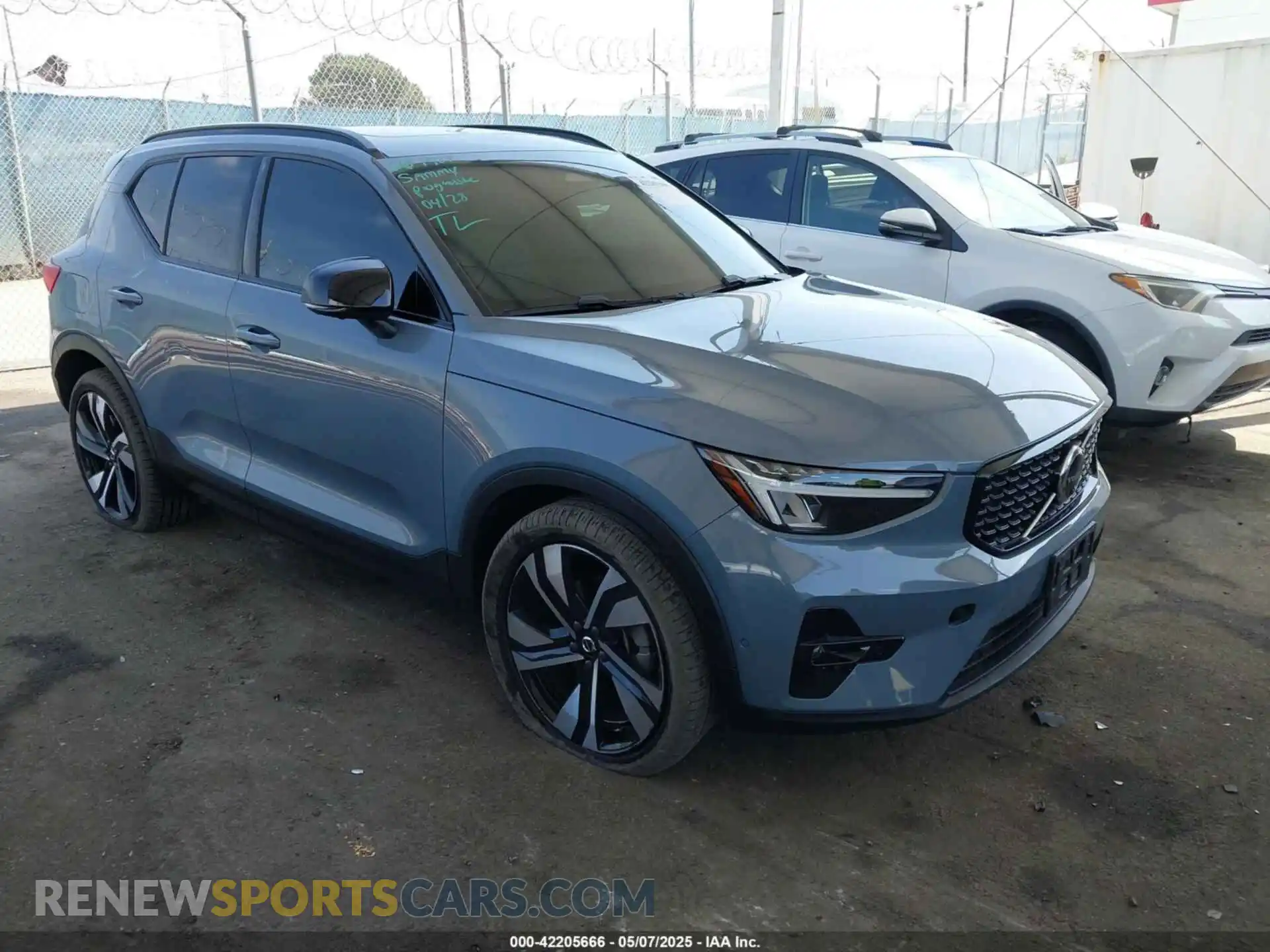 1 Photograph of a damaged car YV4L12UX9P2952245 VOLVO XC40 2023