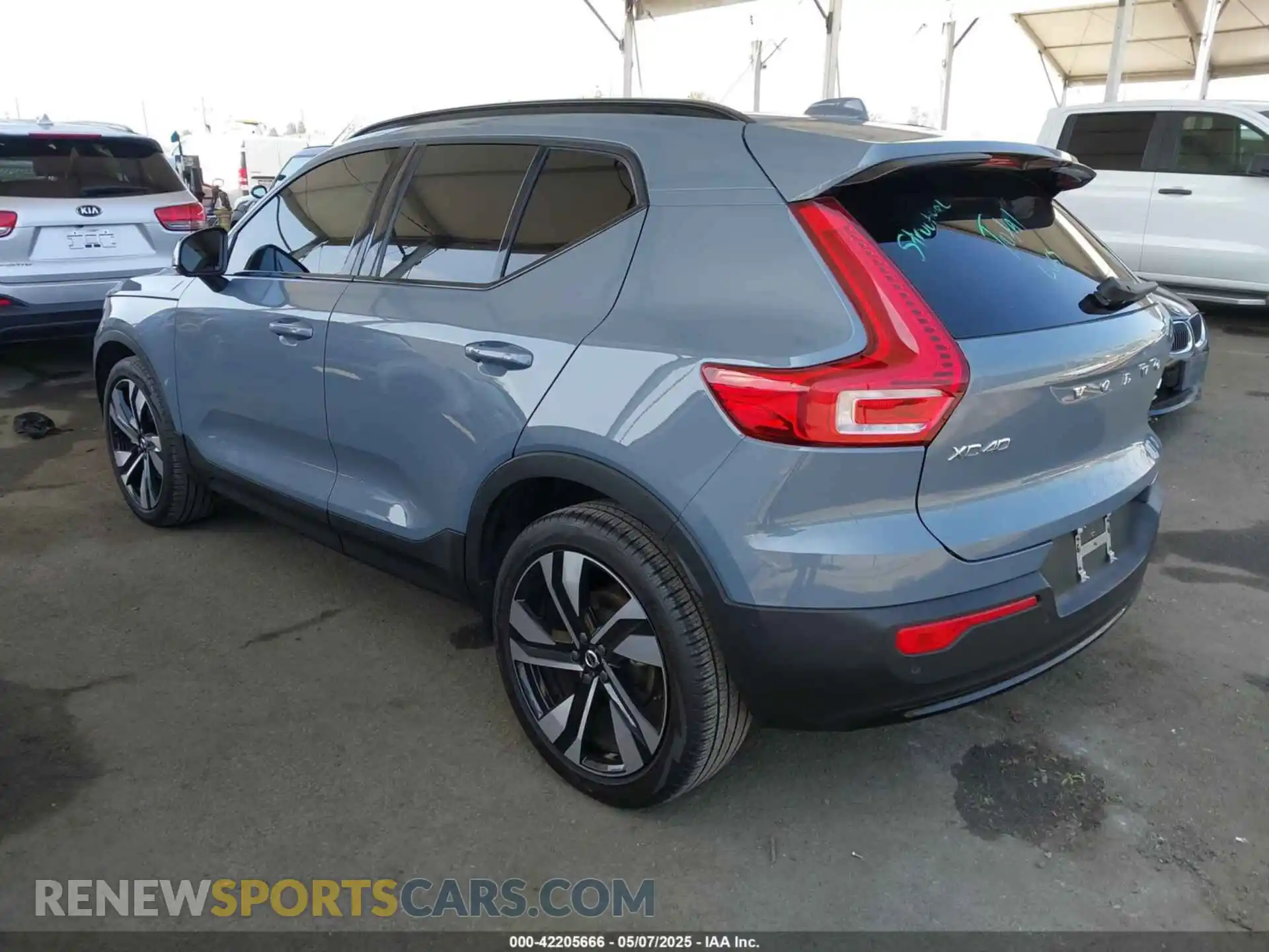 3 Photograph of a damaged car YV4L12UX9P2952245 VOLVO XC40 2023
