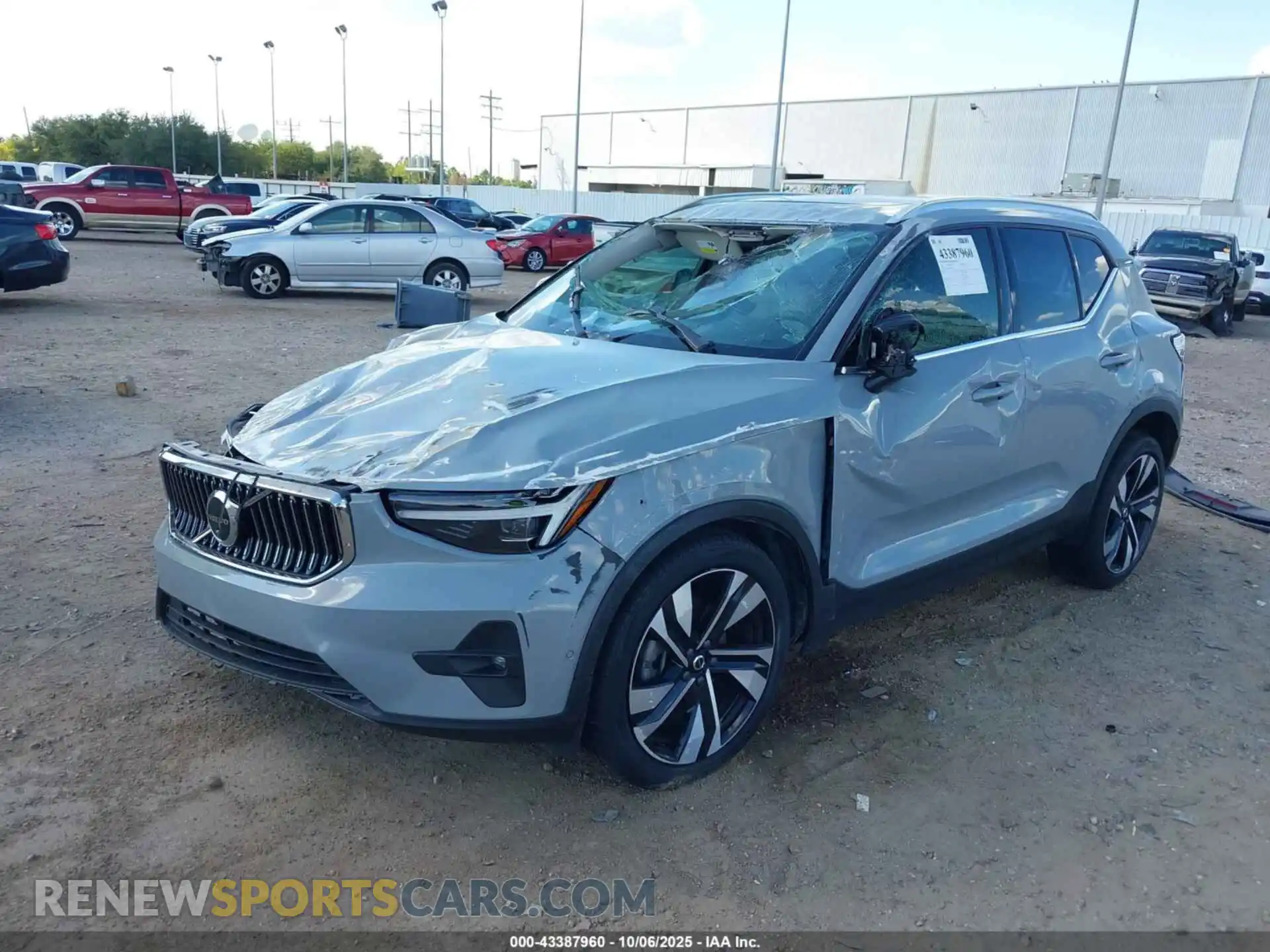 2 Фотография поврежденного автомобиля YV4L12UE9R2226001 VOLVO XC40 2024