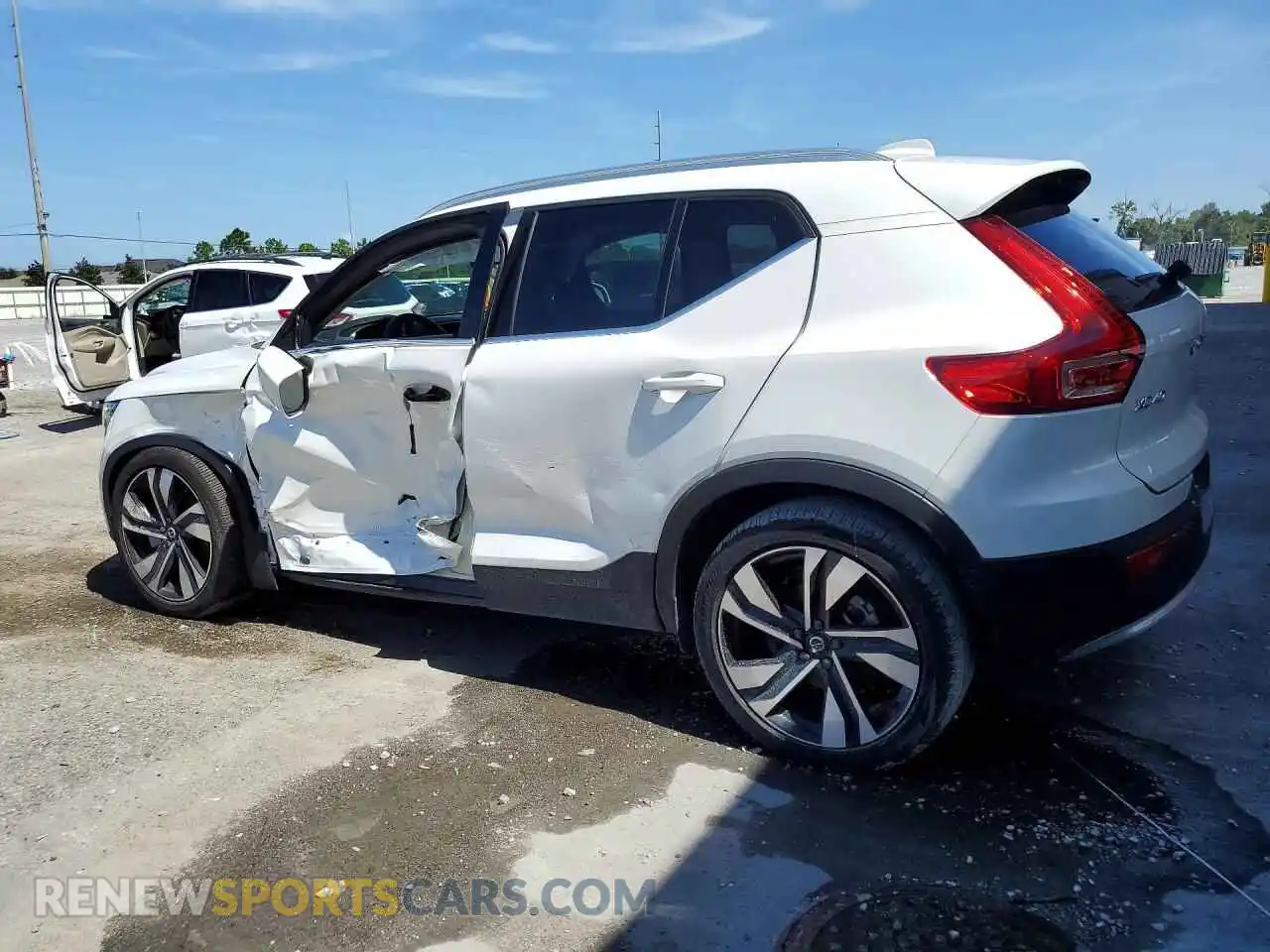 2 Photograph of a damaged car YV4L12UEXS2556624 VOLVO XC40 2025