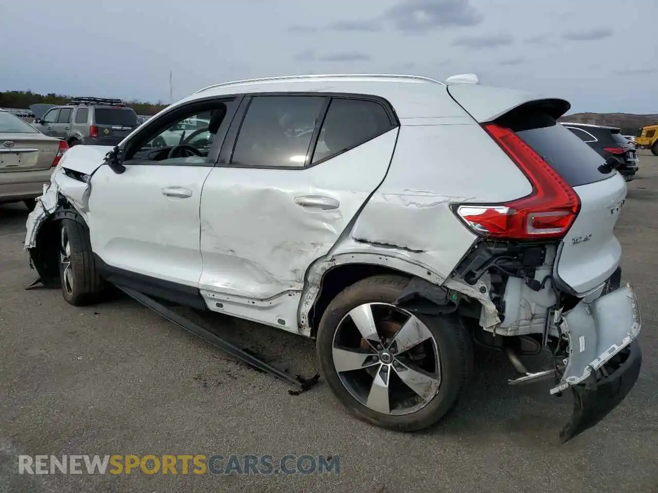 2 fotografías del automóvil dañado YV4162UK0M2408578 VOLVO XC40 CORE 2021