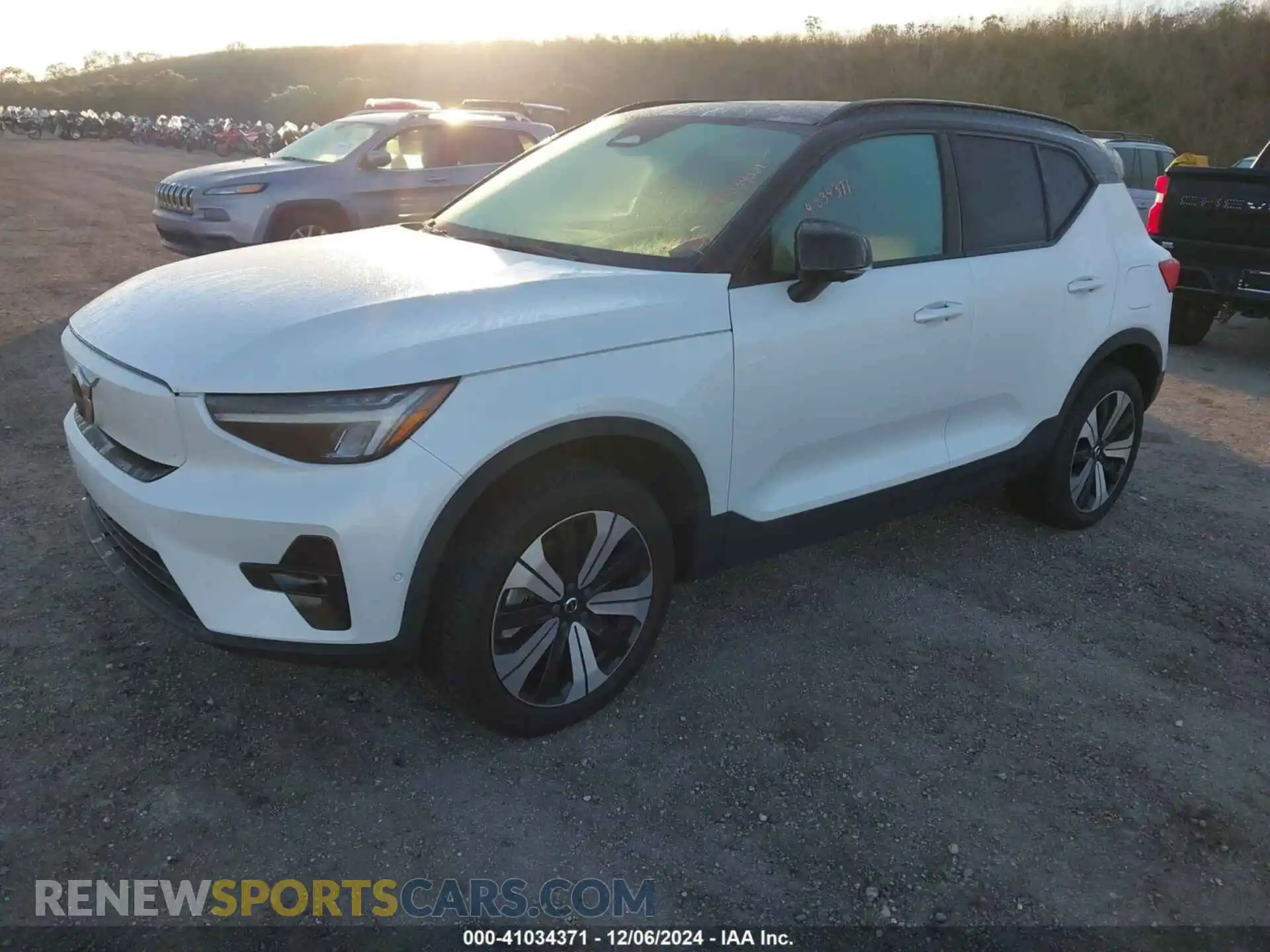 2 fotografías del automóvil dañado YV4ED3UL1P2962660 VOLVO XC40 RECHARGE PURE ELECTRIC 2023