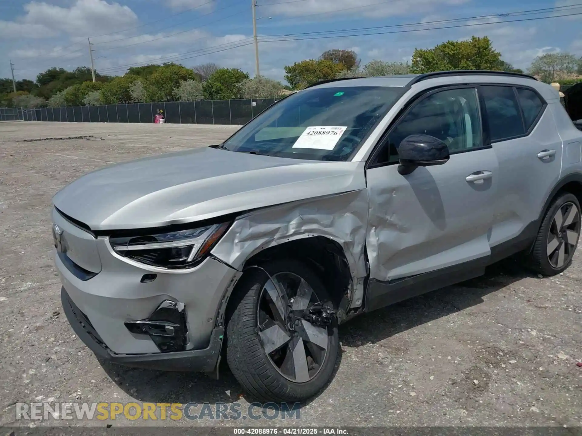 2 fotografías del automóvil dañado YV4ED3UM5P2029904 VOLVO XC40 RECHARGE PURE ELECTRIC 2023