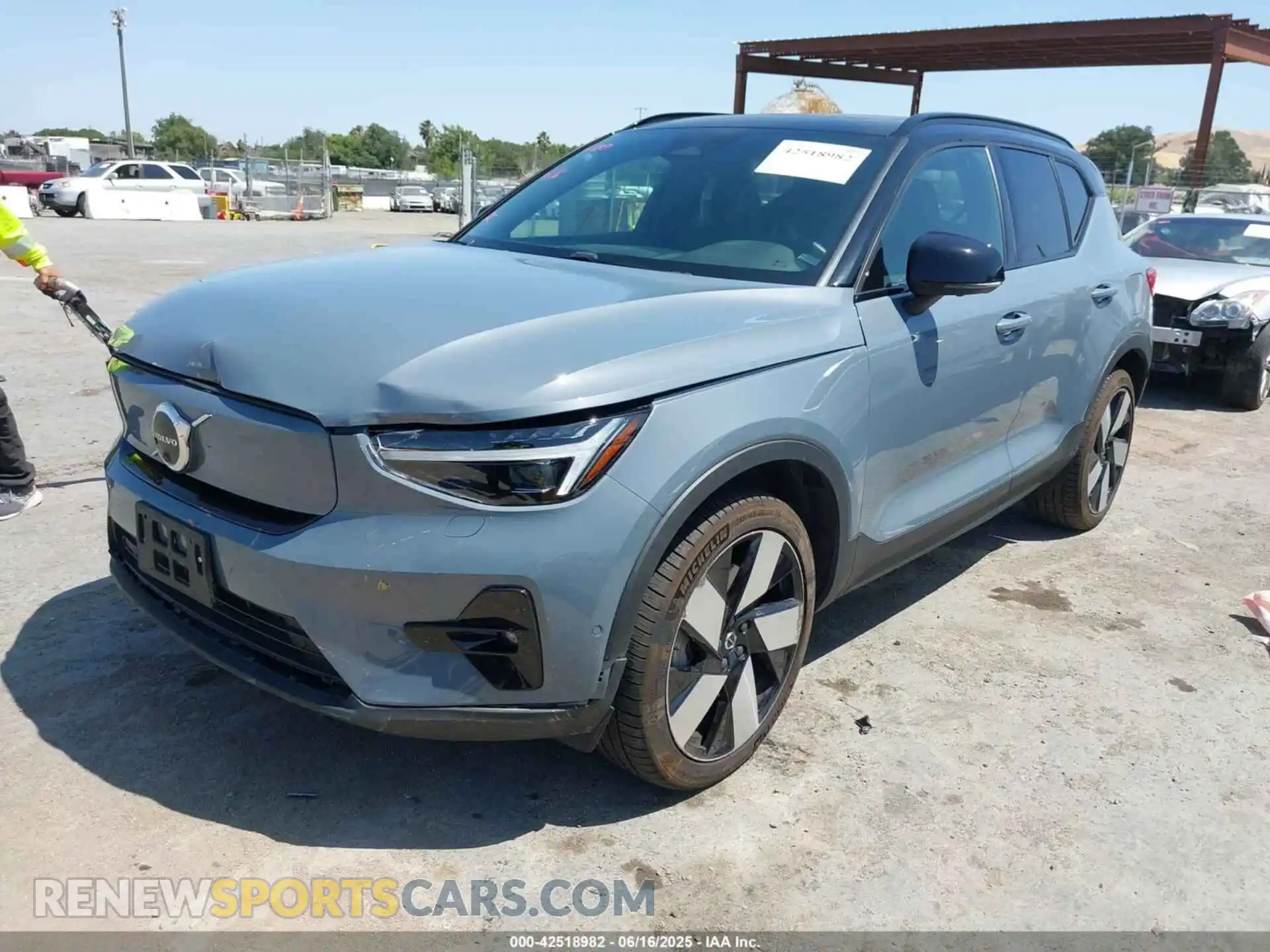 2 fotografías del automóvil dañado YV4ED3UM9P2004004 VOLVO XC40 RECHARGE PURE ELECTRIC 2023