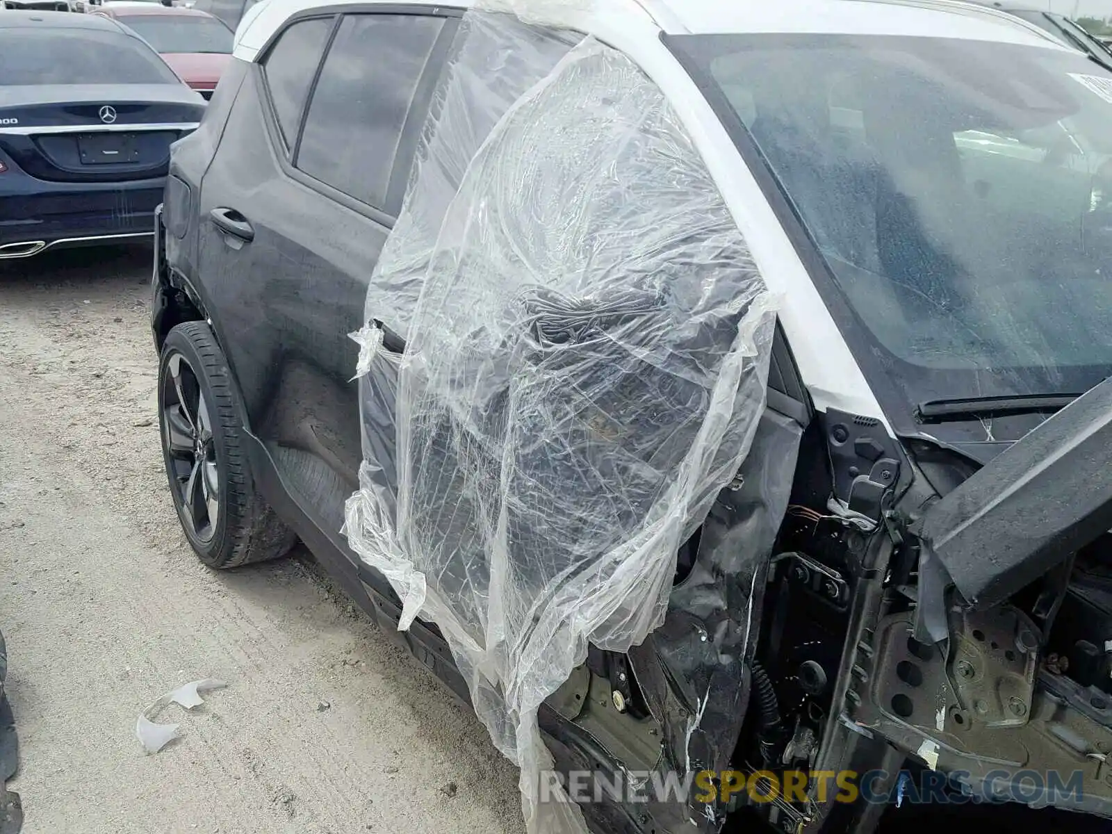 9 Photograph of a damaged car YV4162UK2K2057993 VOLVO XC40 T5 2019