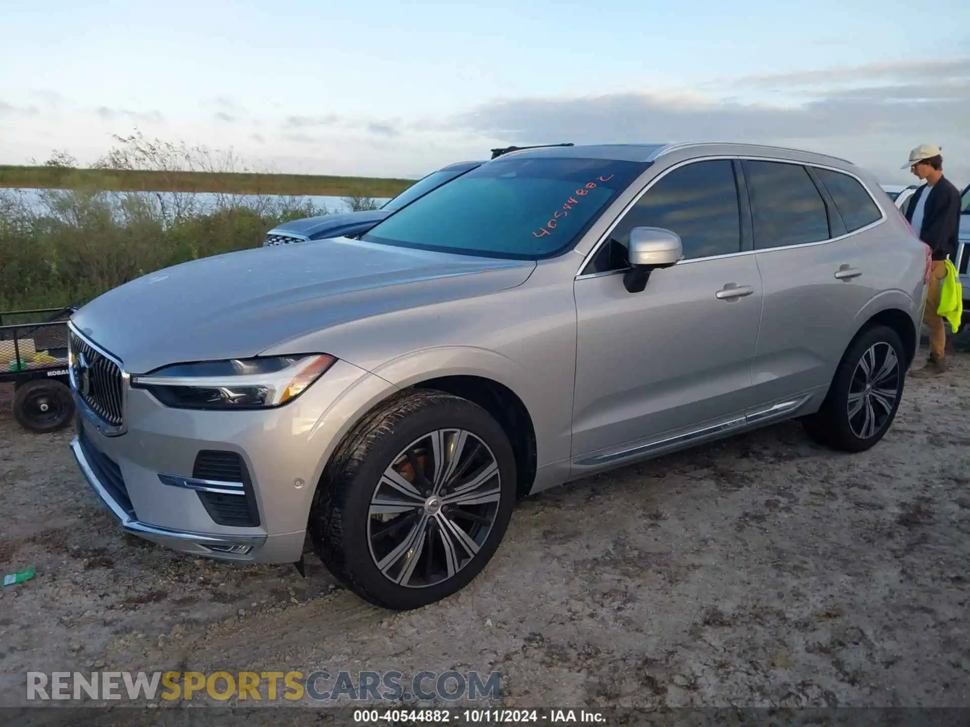 2 fotografías del automóvil dañado YV4L12DL0N1024341 VOLVO XC60 2022
