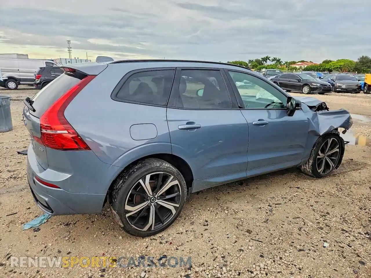 3 Photograph of a damaged car YV4L12DM3N1003444 VOLVO XC60 2022