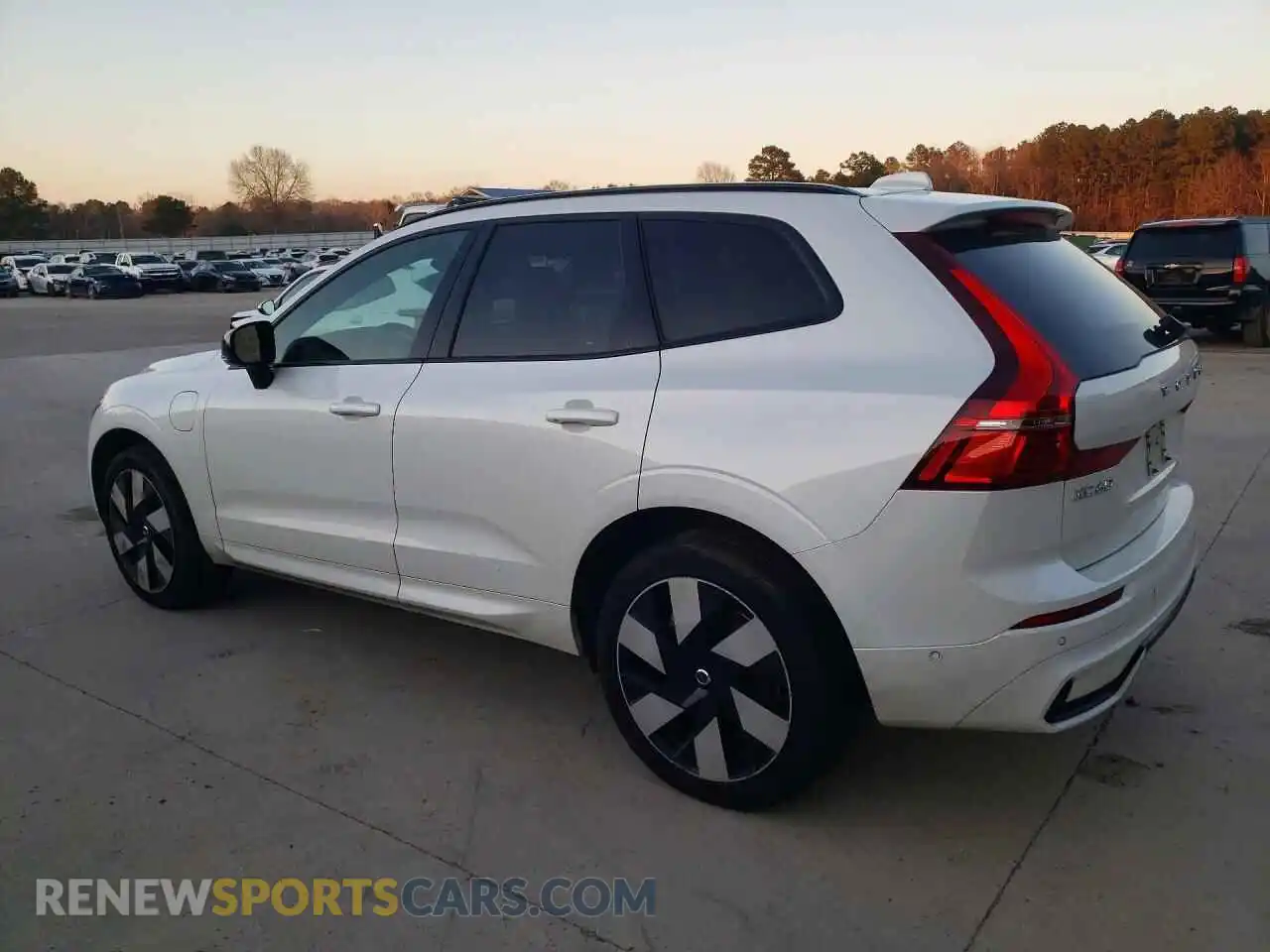 2 fotografías del automóvil dañado YV4H60DM7R1829649 VOLVO XC60 2024