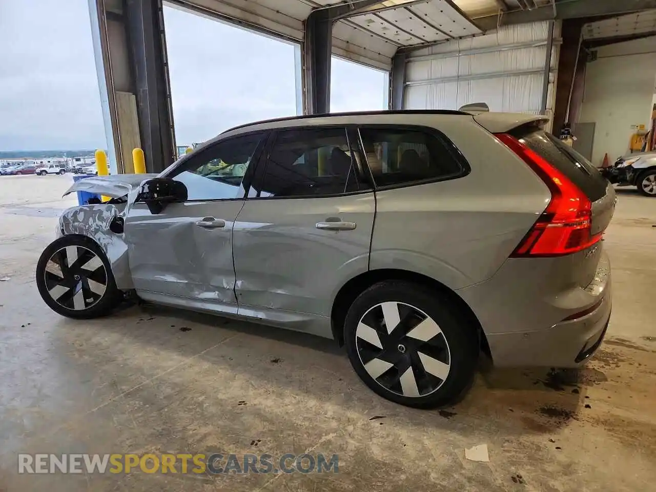 2 fotografías del automóvil dañado YV4H60RC6S1203774 VOLVO XC60 2025