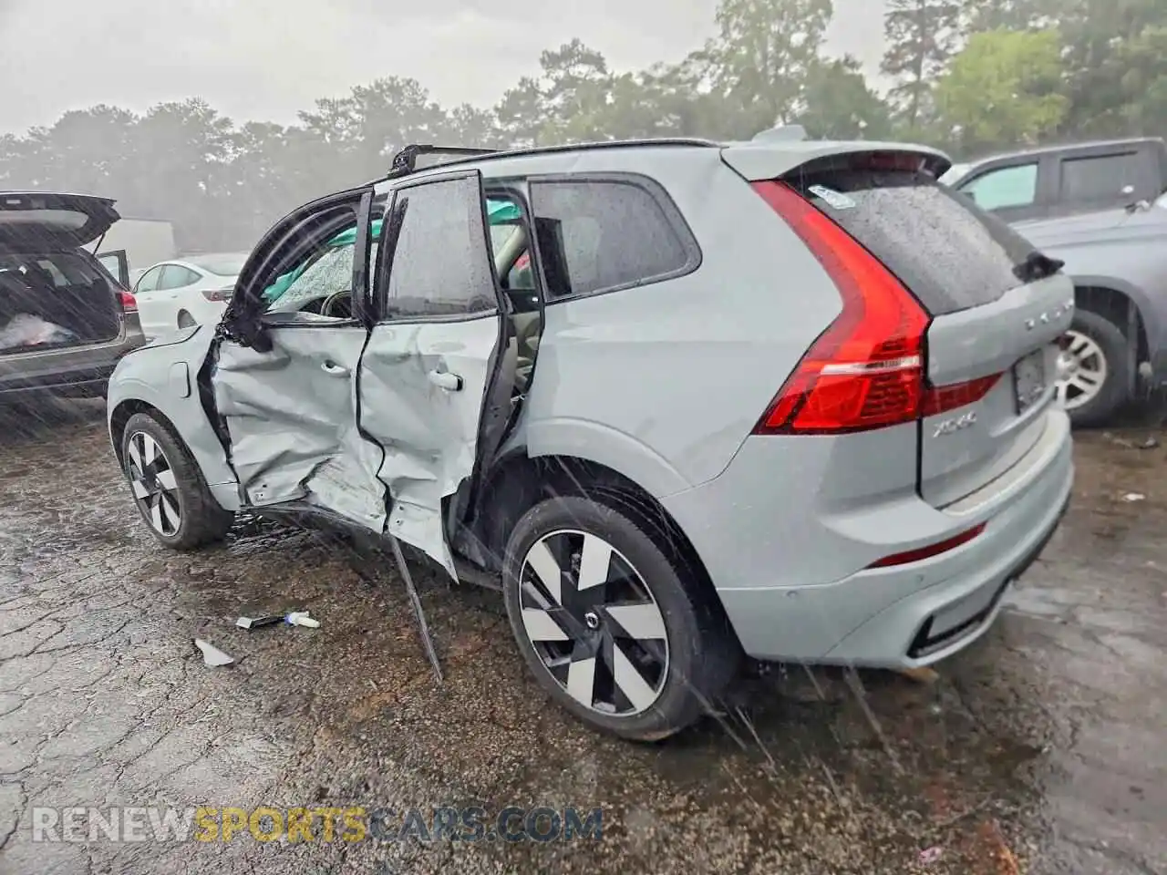 2 fotografías del automóvil dañado YV4H60RC7S1209759 VOLVO XC60 2025