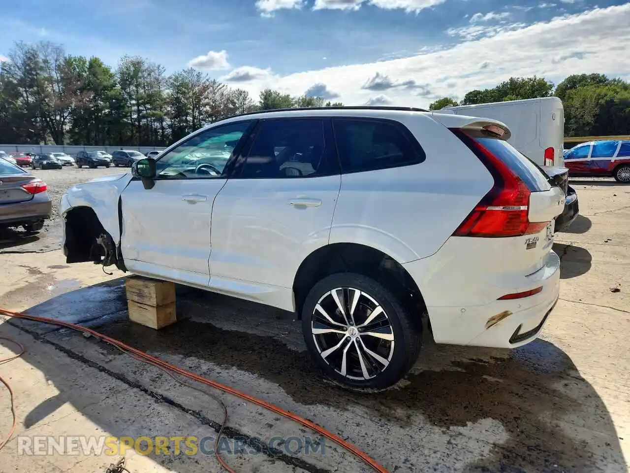 2 fotografías del automóvil dañado YV4M12RC3S1183010 VOLVO XC60 2025
