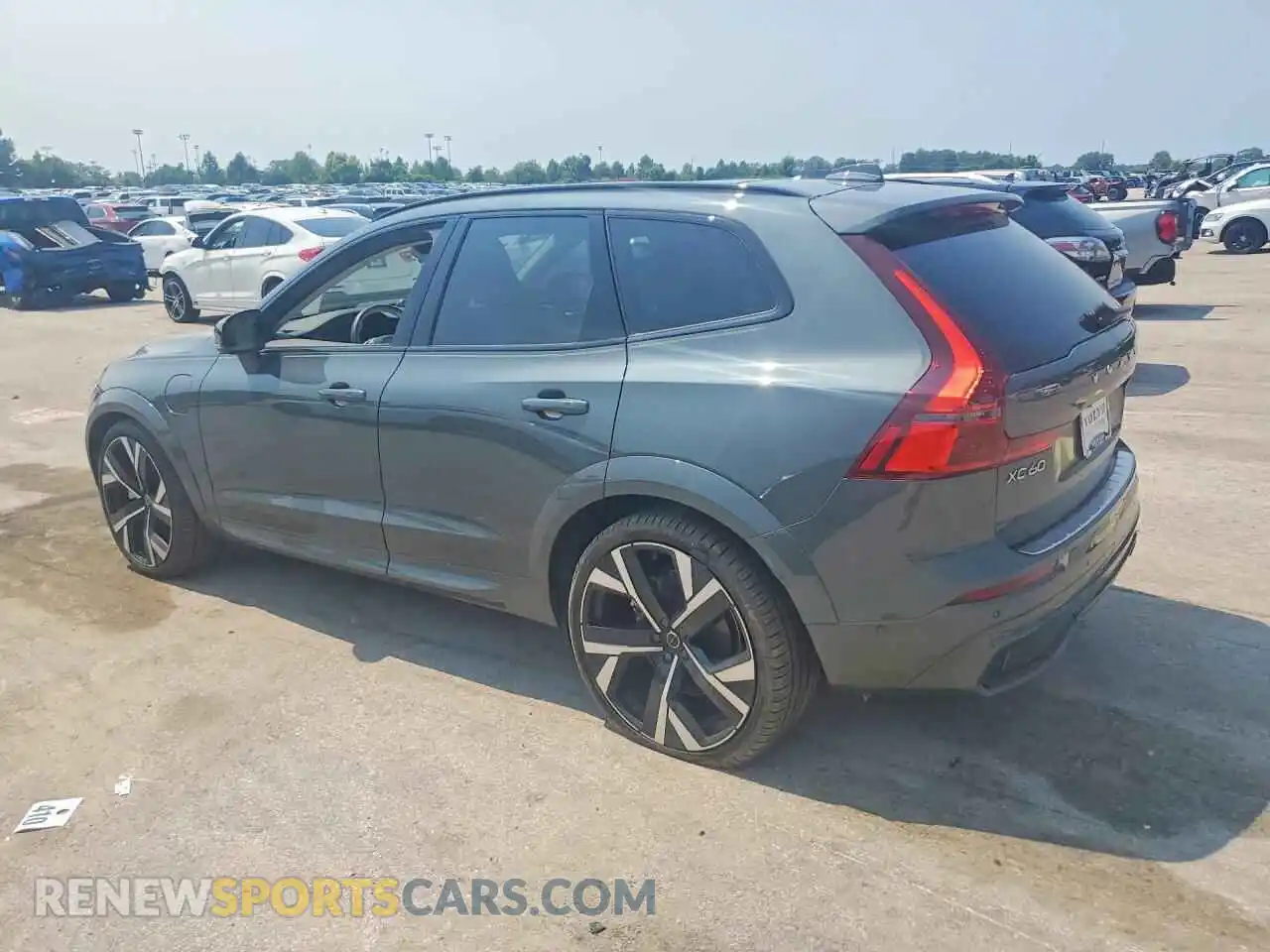 2 fotografías del automóvil dañado YV4H60RM4T1300577 VOLVO XC60 2026