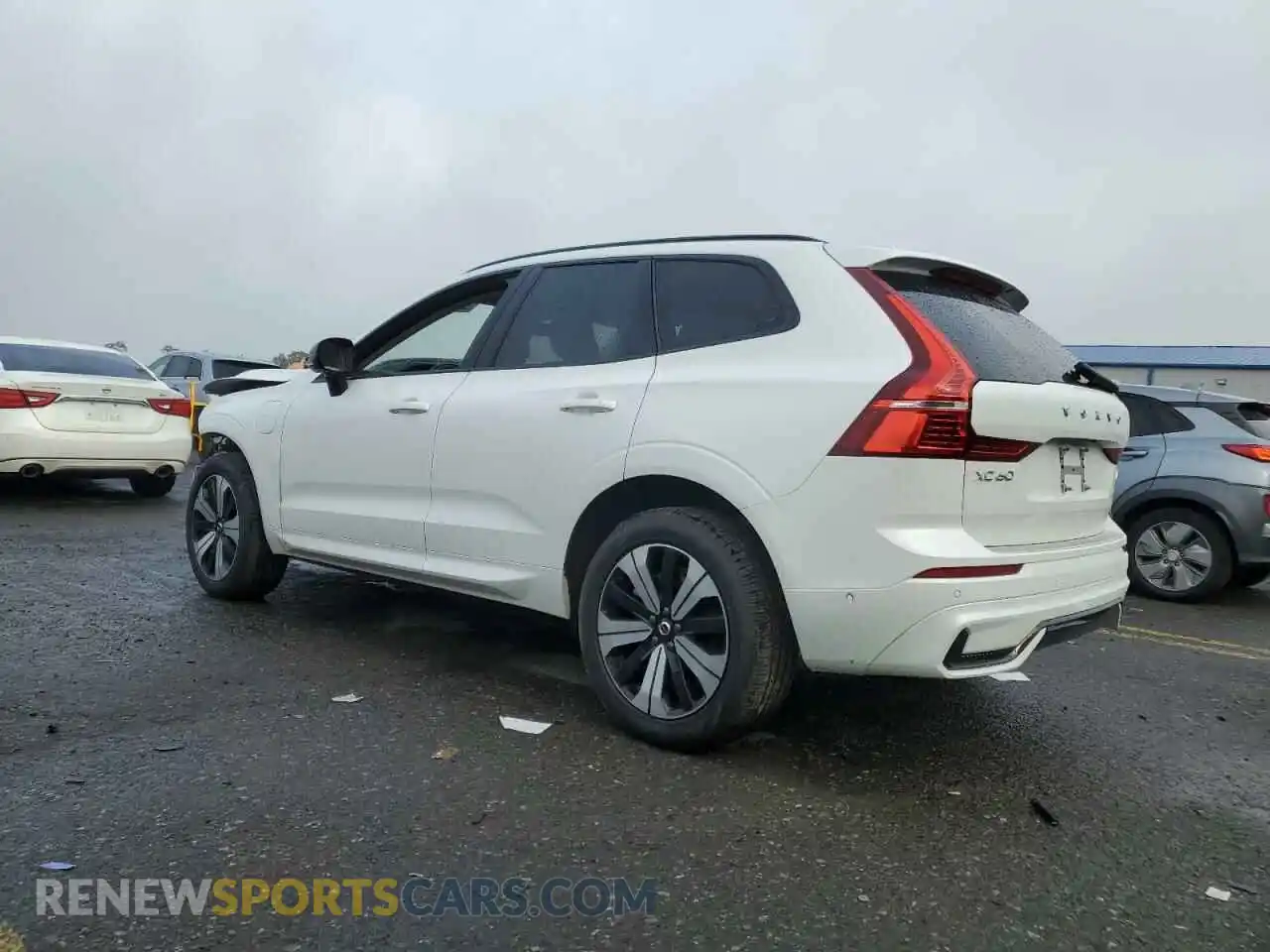 2 fotografías del automóvil dañado YV4H60DL4R1873955 VOLVO XC60 PLUS 2024