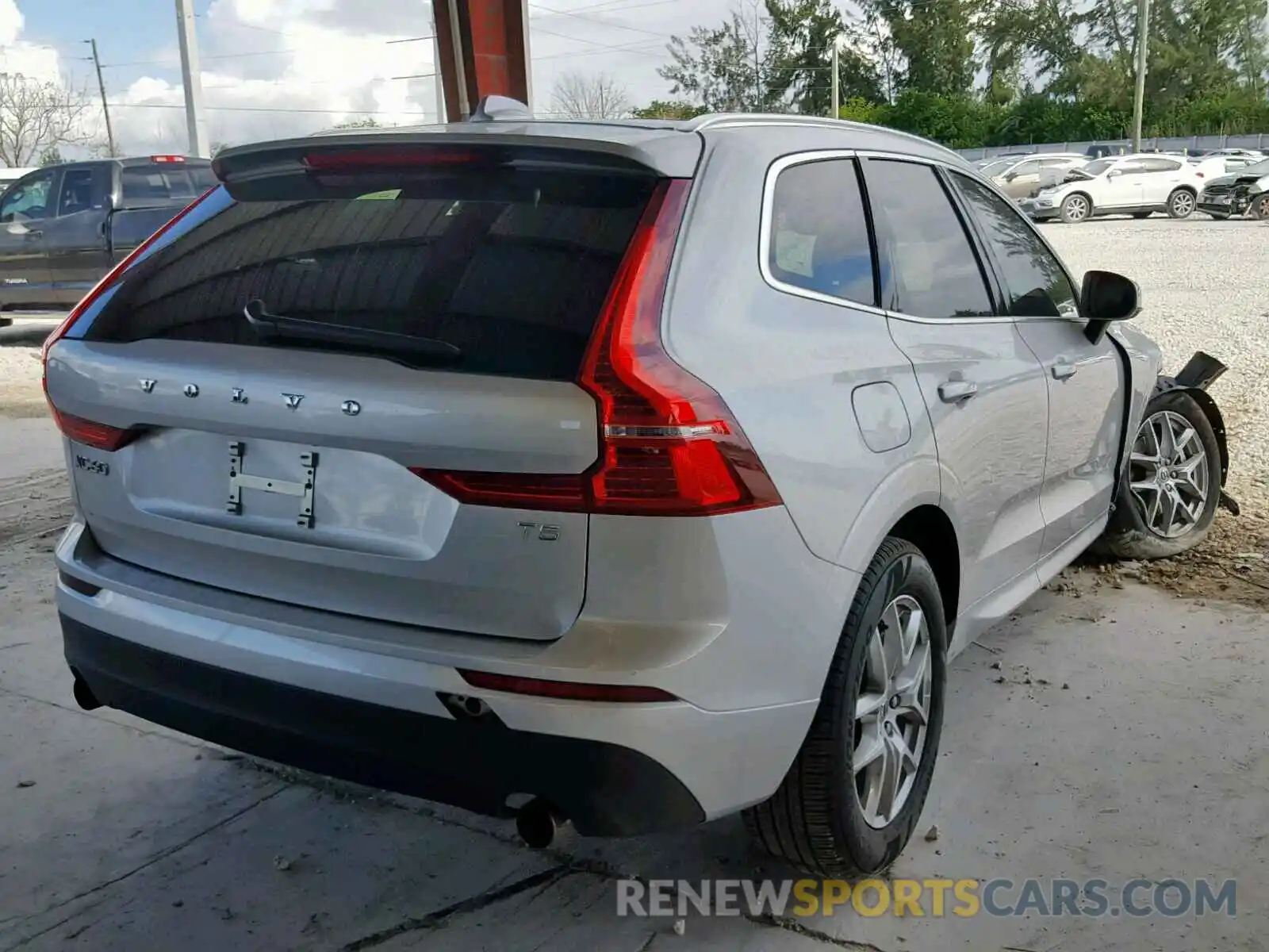 4 Photograph of a damaged car LYV102DK8KB184556 VOLVO XC60 T5 2019