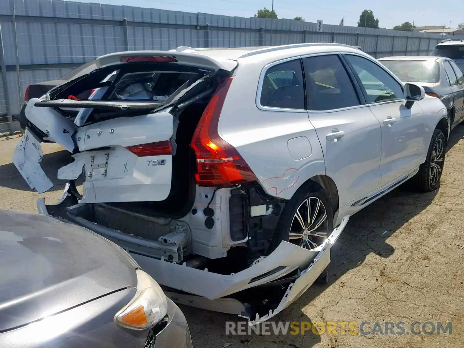 4 Photograph of a damaged car LYV102RL1KB227779 VOLVO XC60 T5 2019