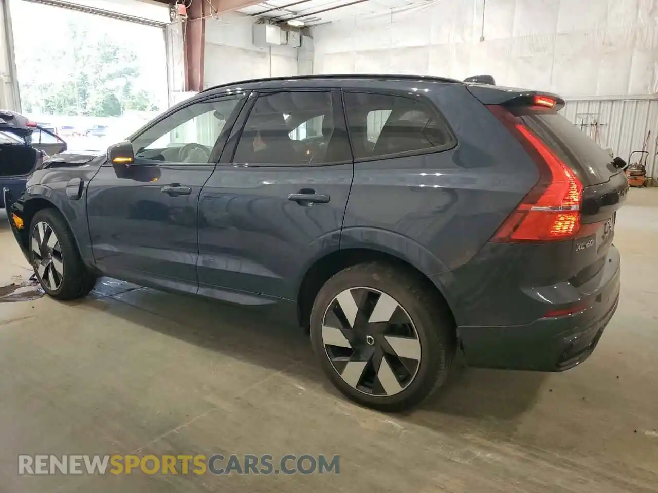2 Photograph of a damaged car YV4H60DM6R1813569 VOLVO XC60 ULTIM 2024