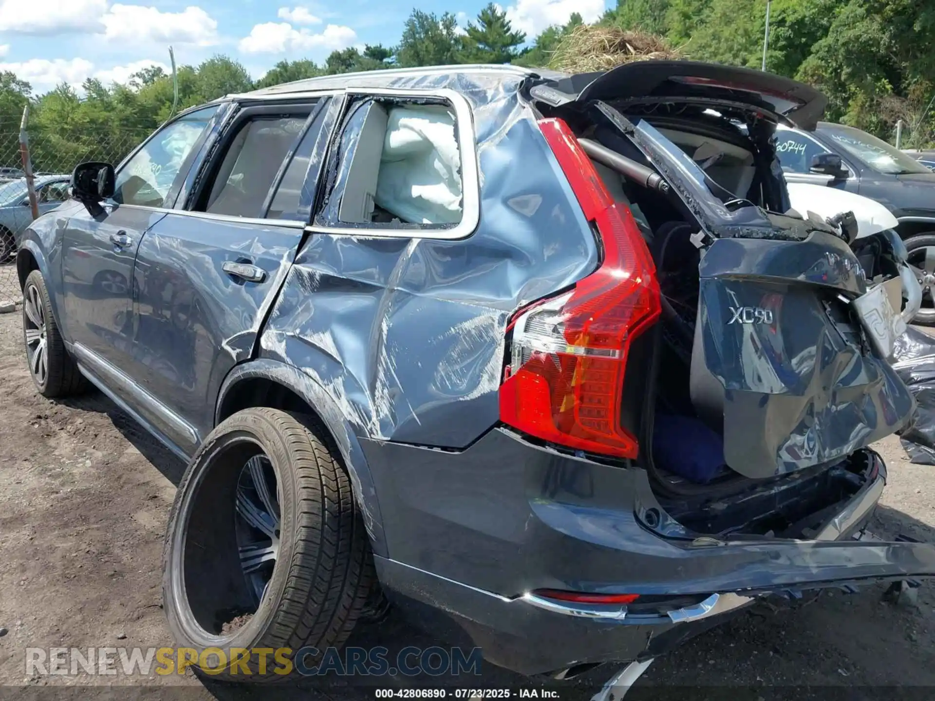 3 Photograph of a damaged car YV4A221L2M1752783 VOLVO XC90 2021