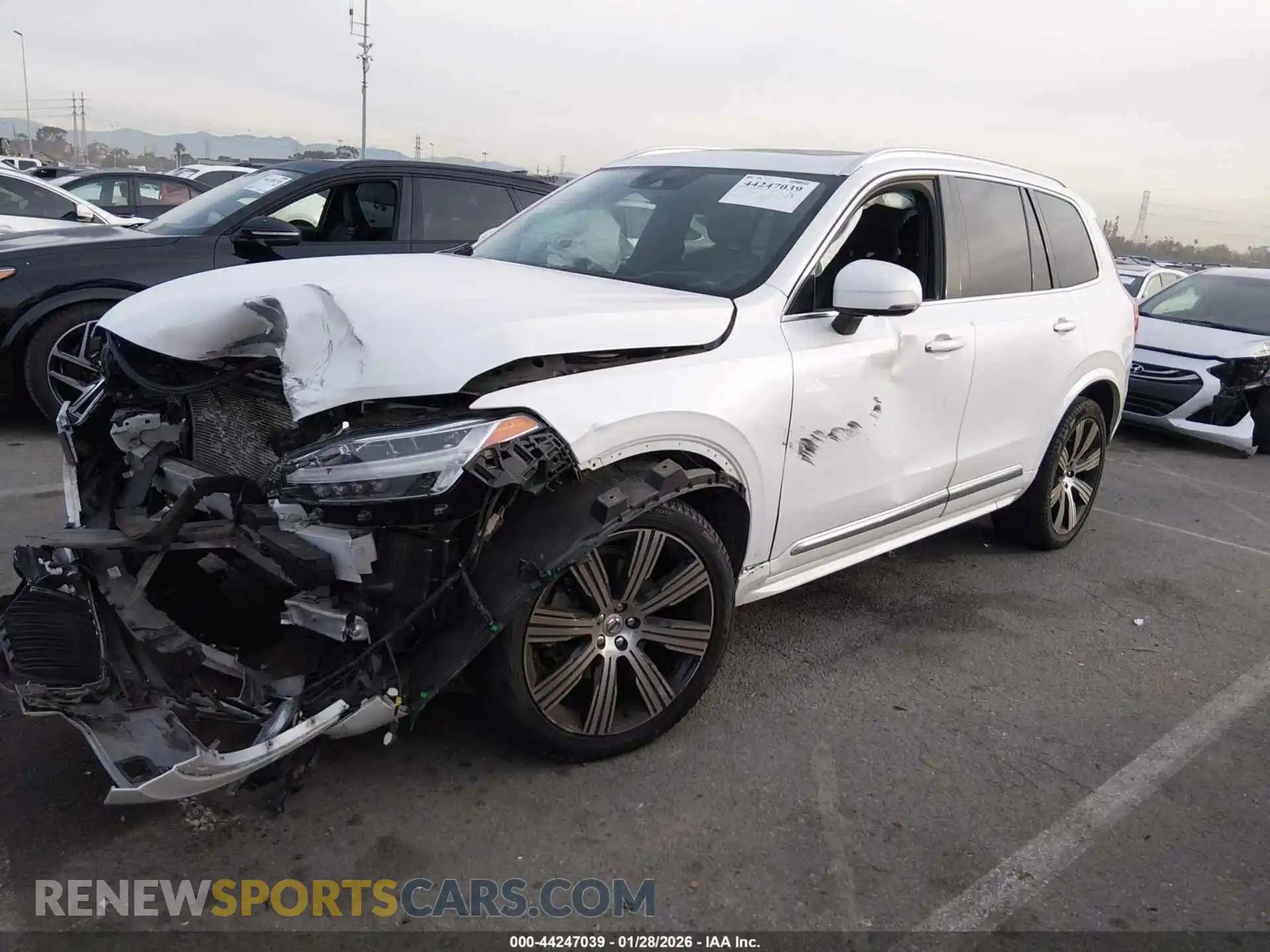 2 Фотография поврежденного автомобиля YV4A221L6M1744170 VOLVO XC90 2021